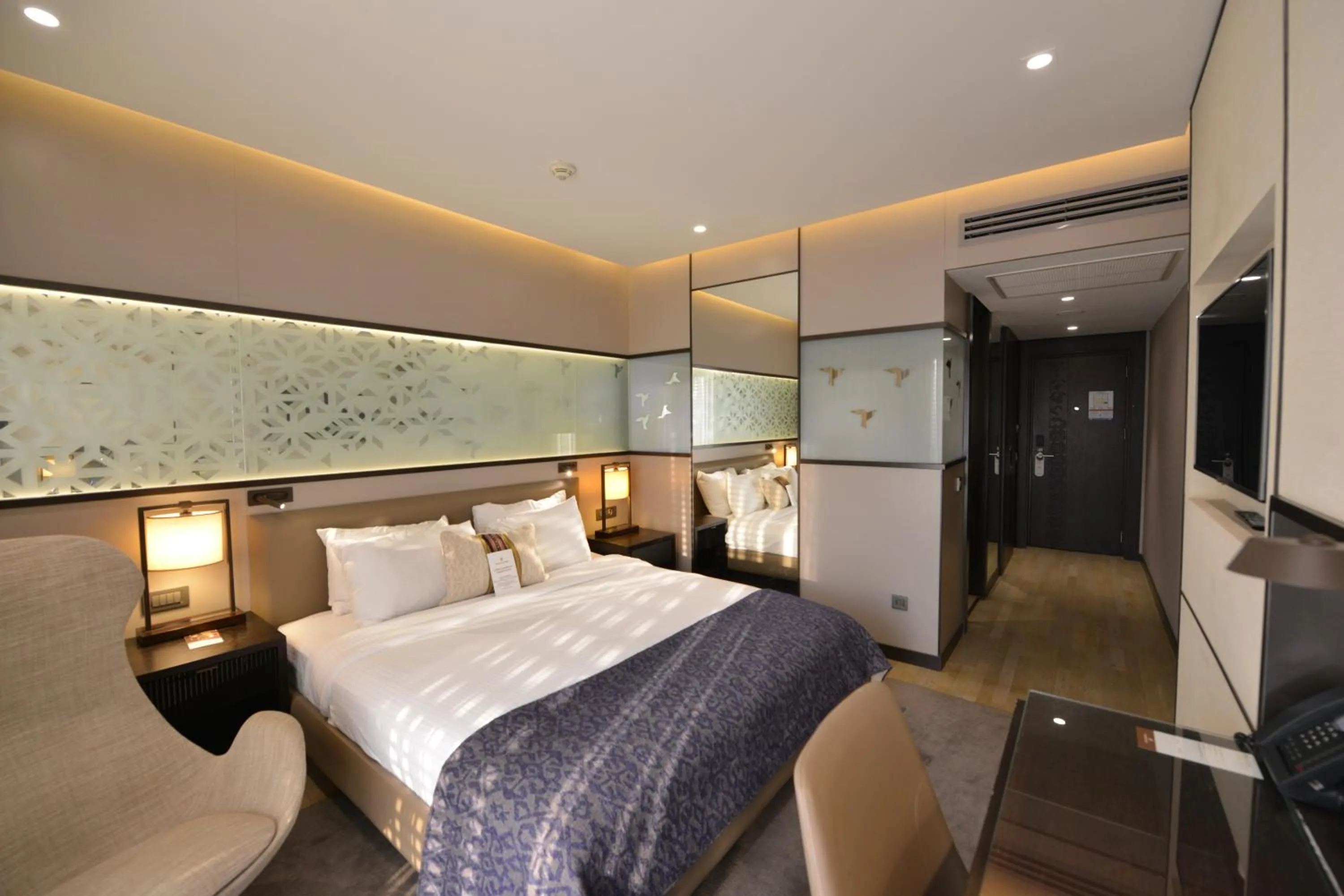 Photo of the whole room, Bed in Waxwing Hotel