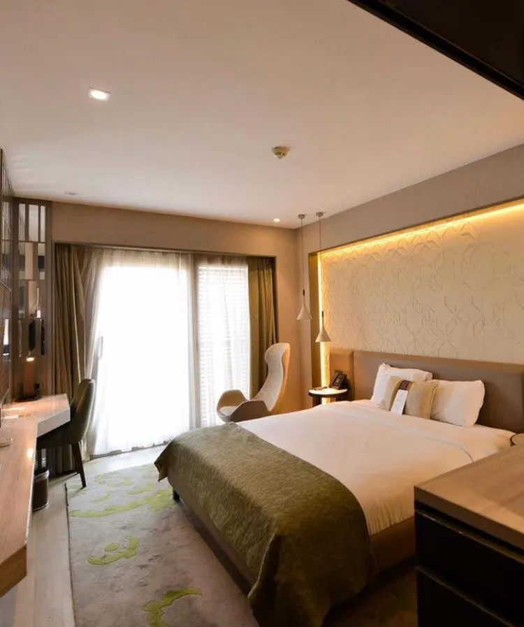 Photo of the whole room, Bed in Waxwing Hotel