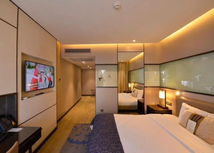 Photo of the whole room, Bed in Waxwing Hotel