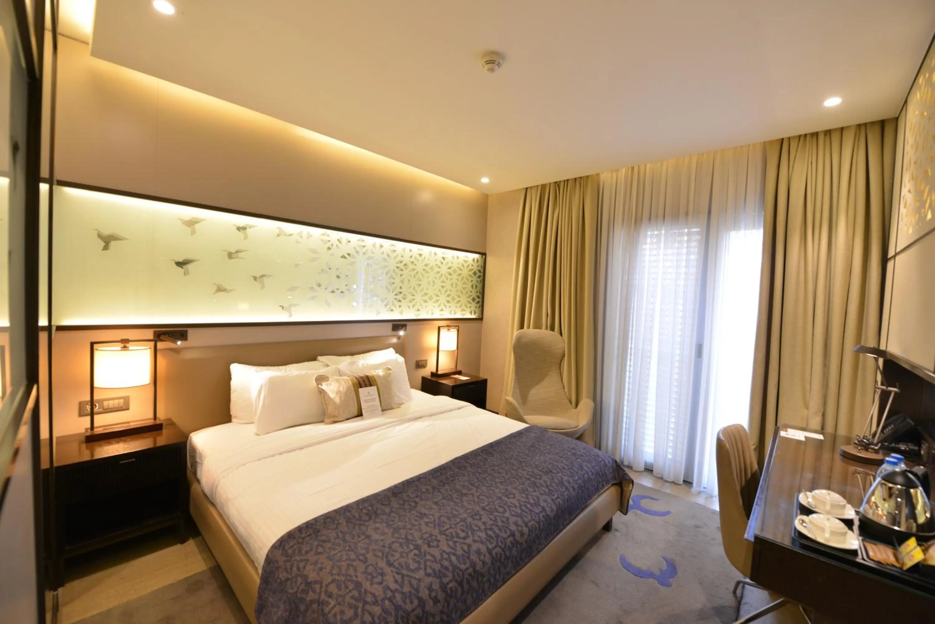 Photo of the whole room, Bed in Waxwing Hotel