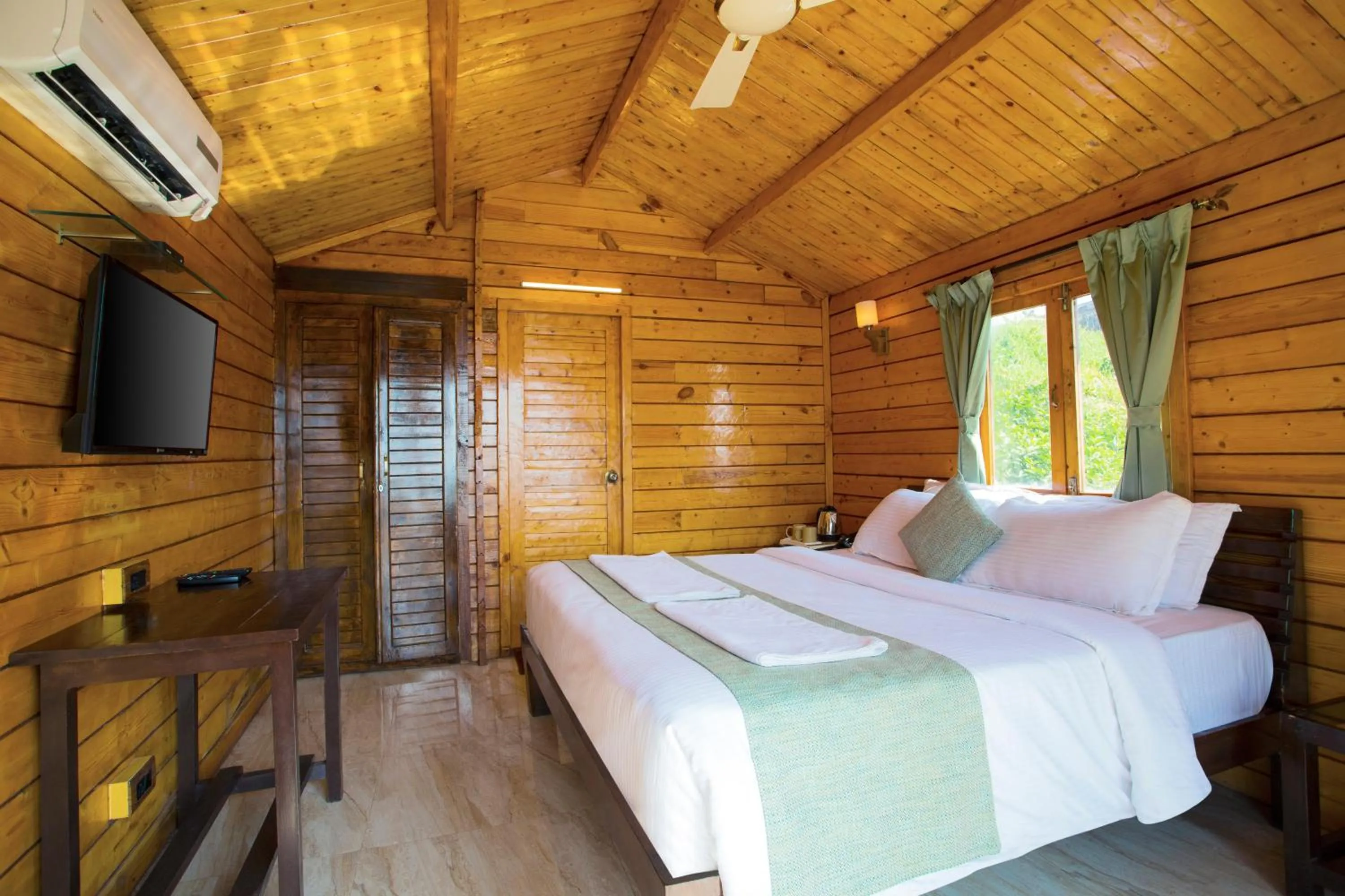 Photo of the whole room, Bed in Antares Beach Resort, Vagator