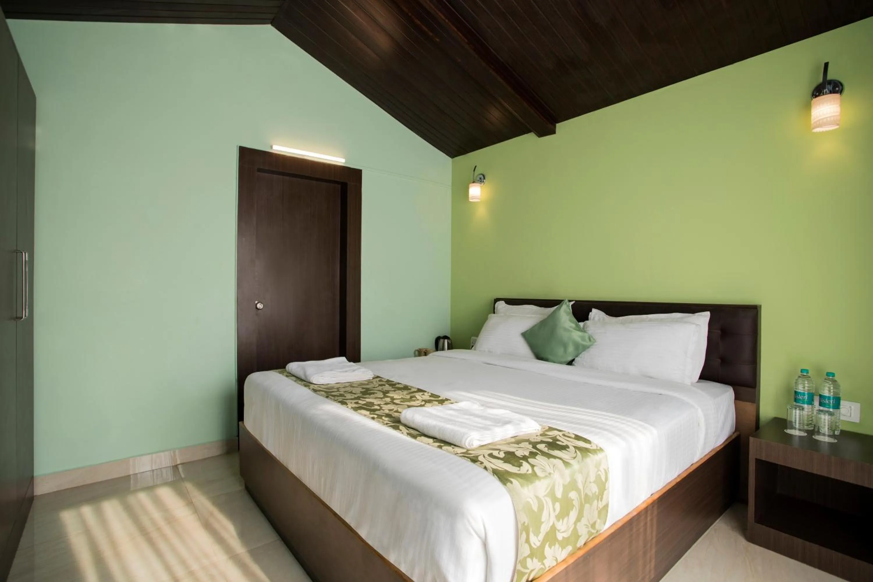 Photo of the whole room, Bed in Antares Beach Resort, Vagator