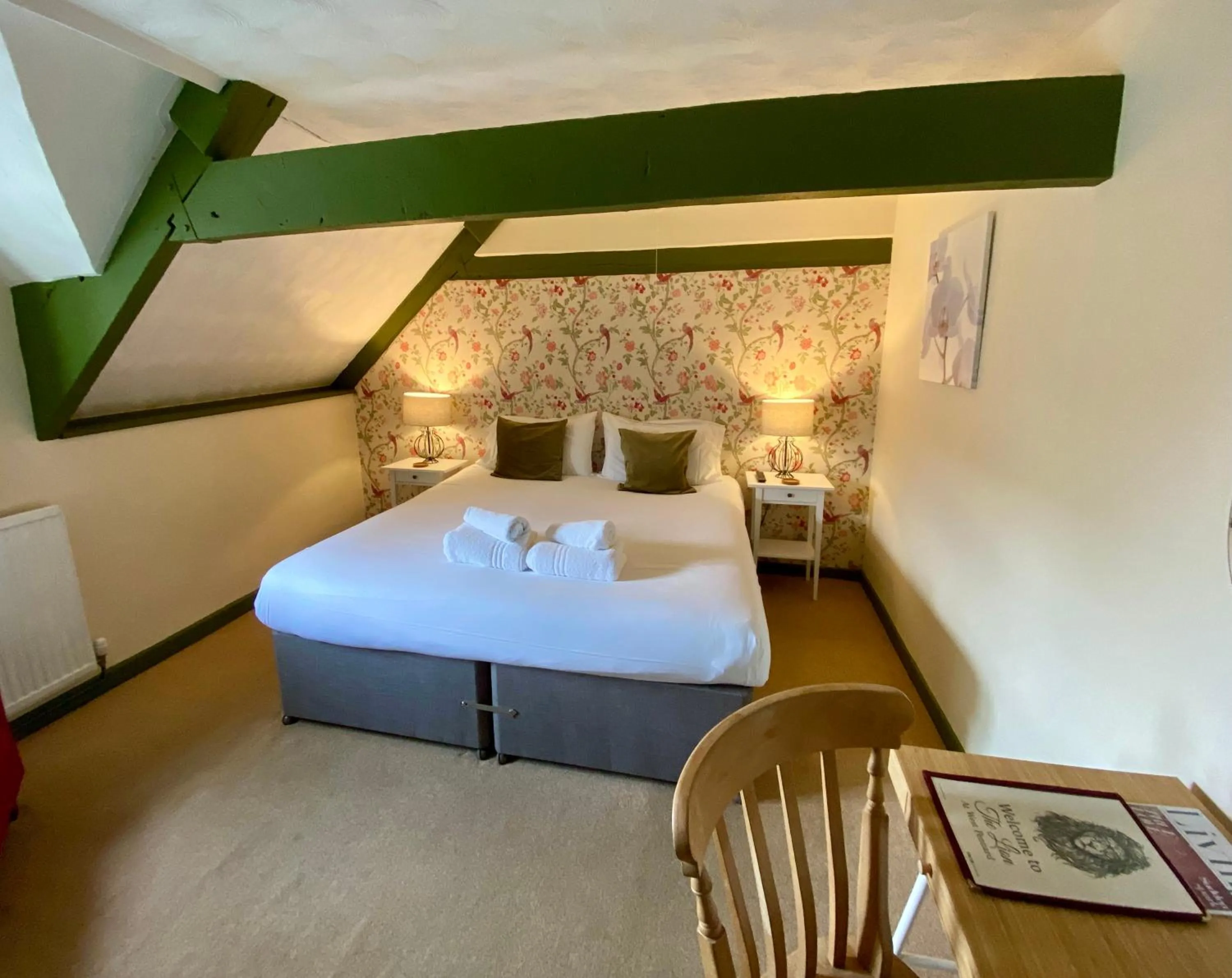 Bedroom, Bed in The Lion at West Pennard