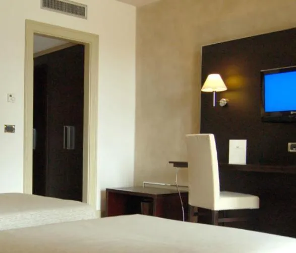 Photo of the whole room, Bed in Cremona Palace Hotel