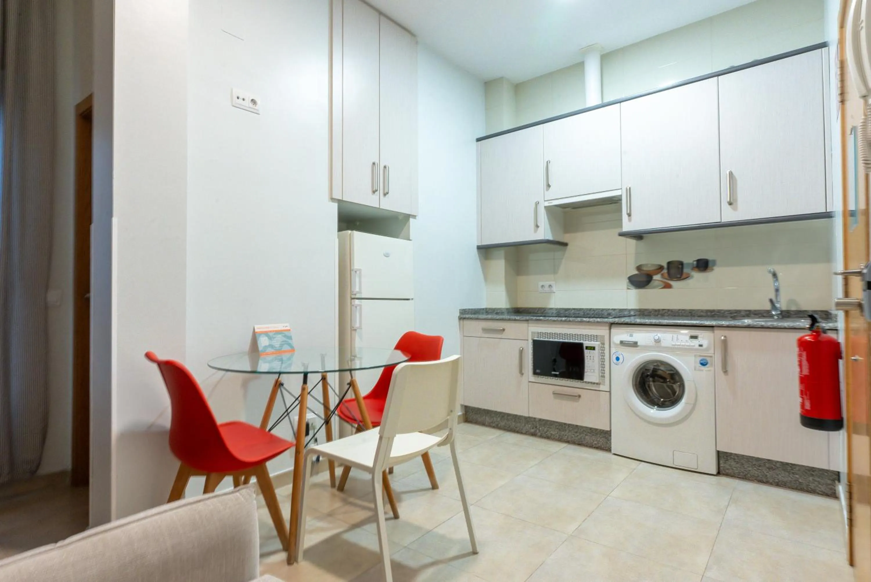 Kitchen or kitchenette in Smartr Madrid Chueca