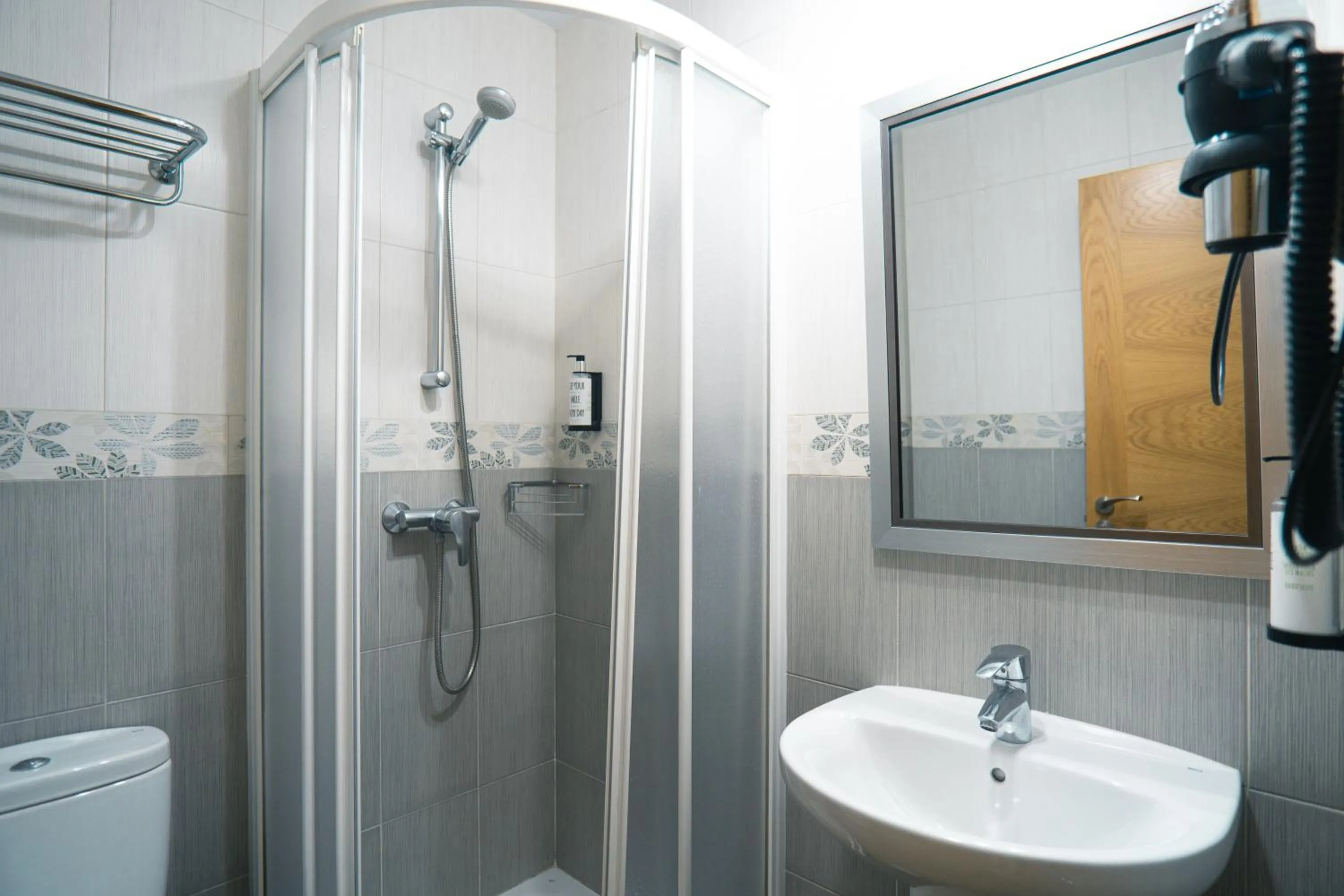 Shower in Smartr Madrid Chueca