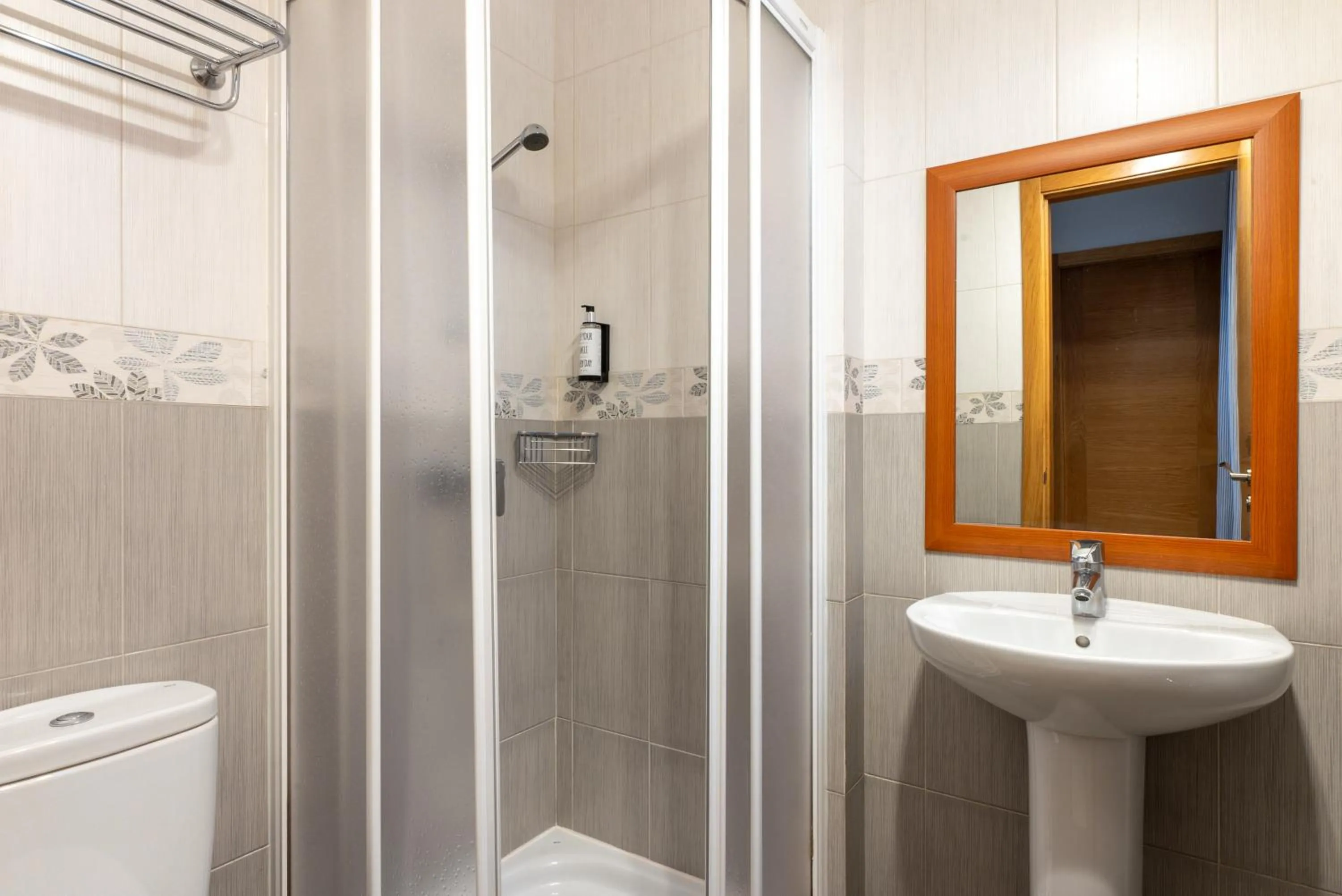 Shower in Smartr Madrid Chueca