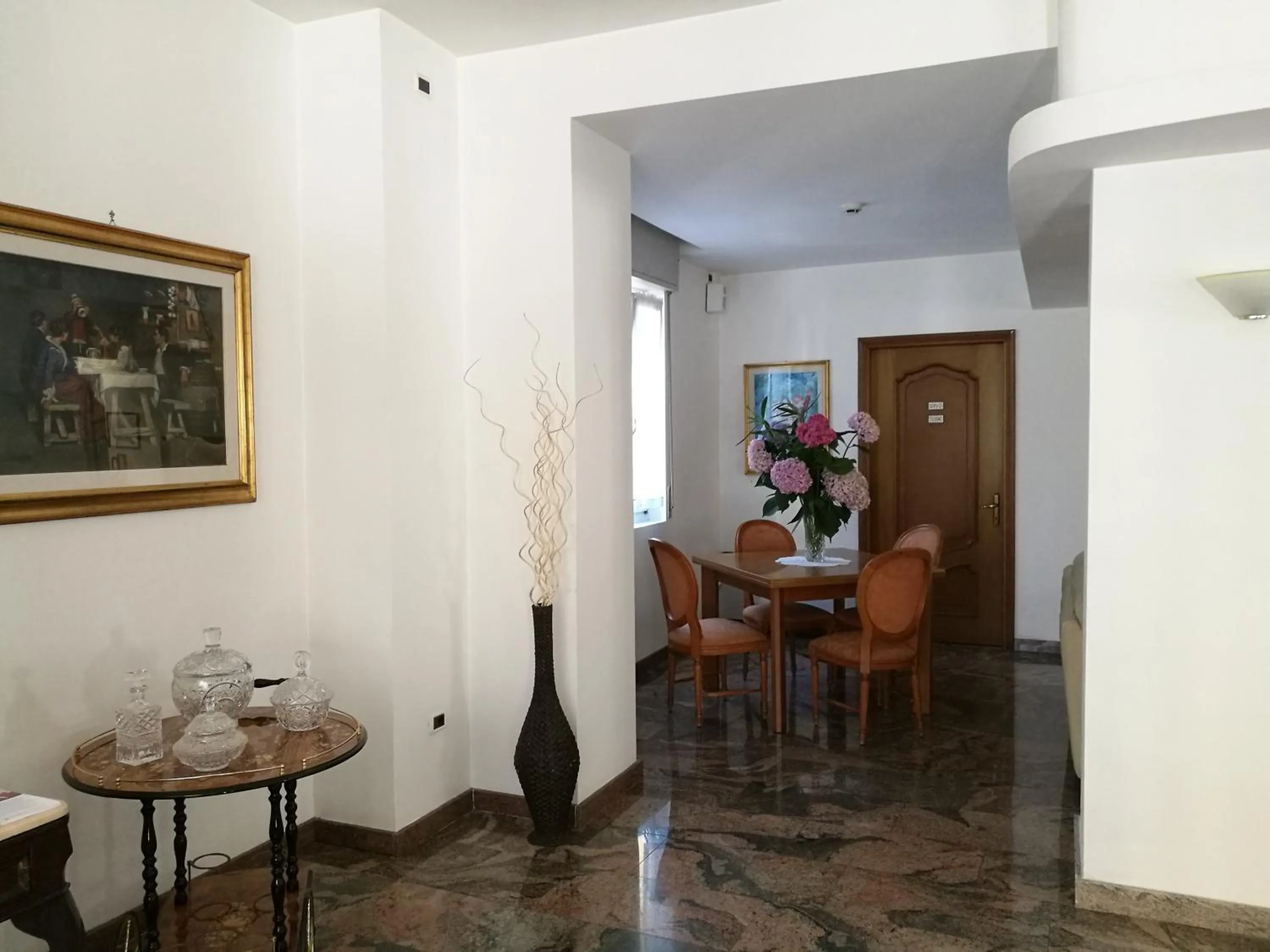 Communal lounge/ TV room in Hotel Capri