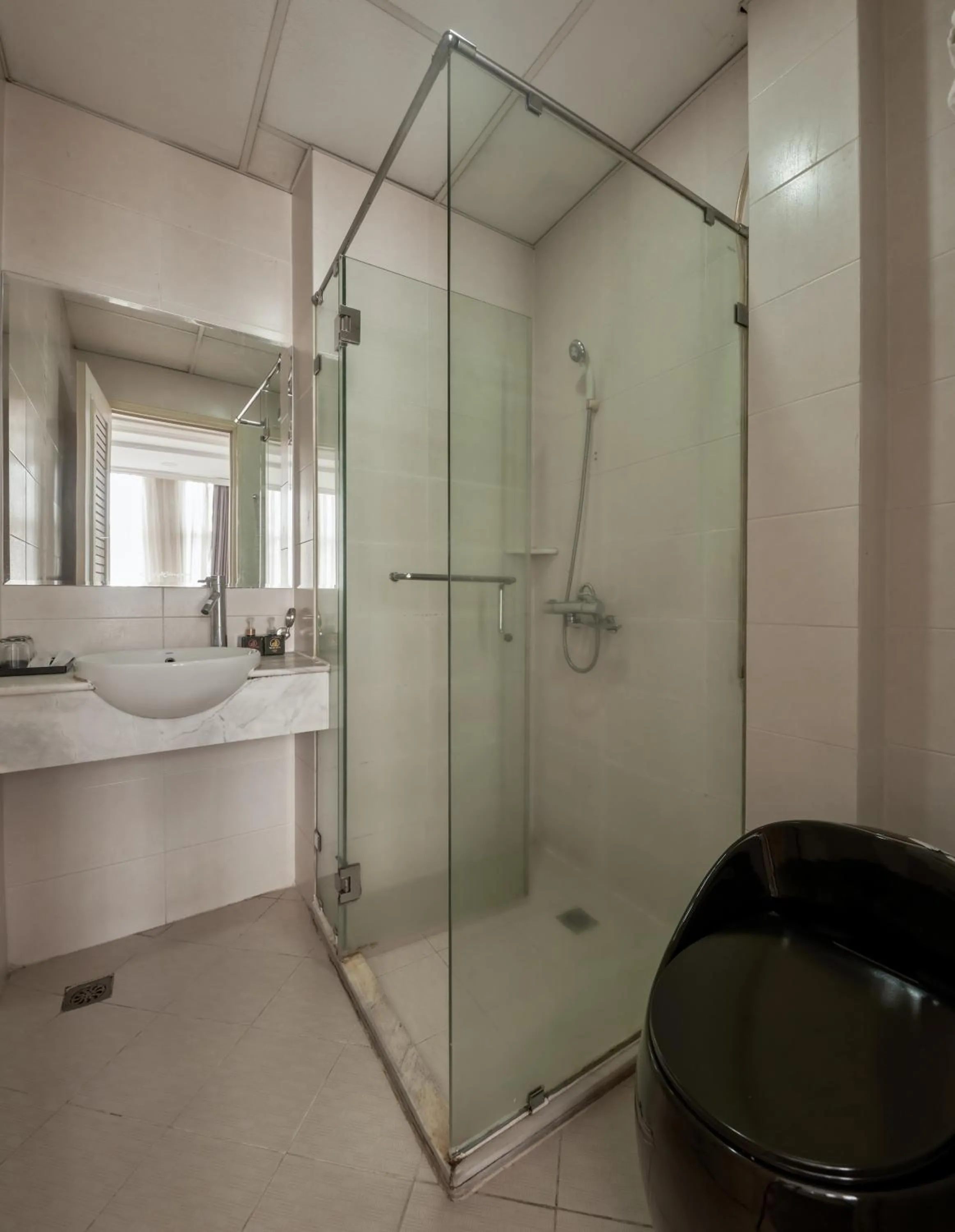 Shower in Quy Hung Hotel And Spa Central