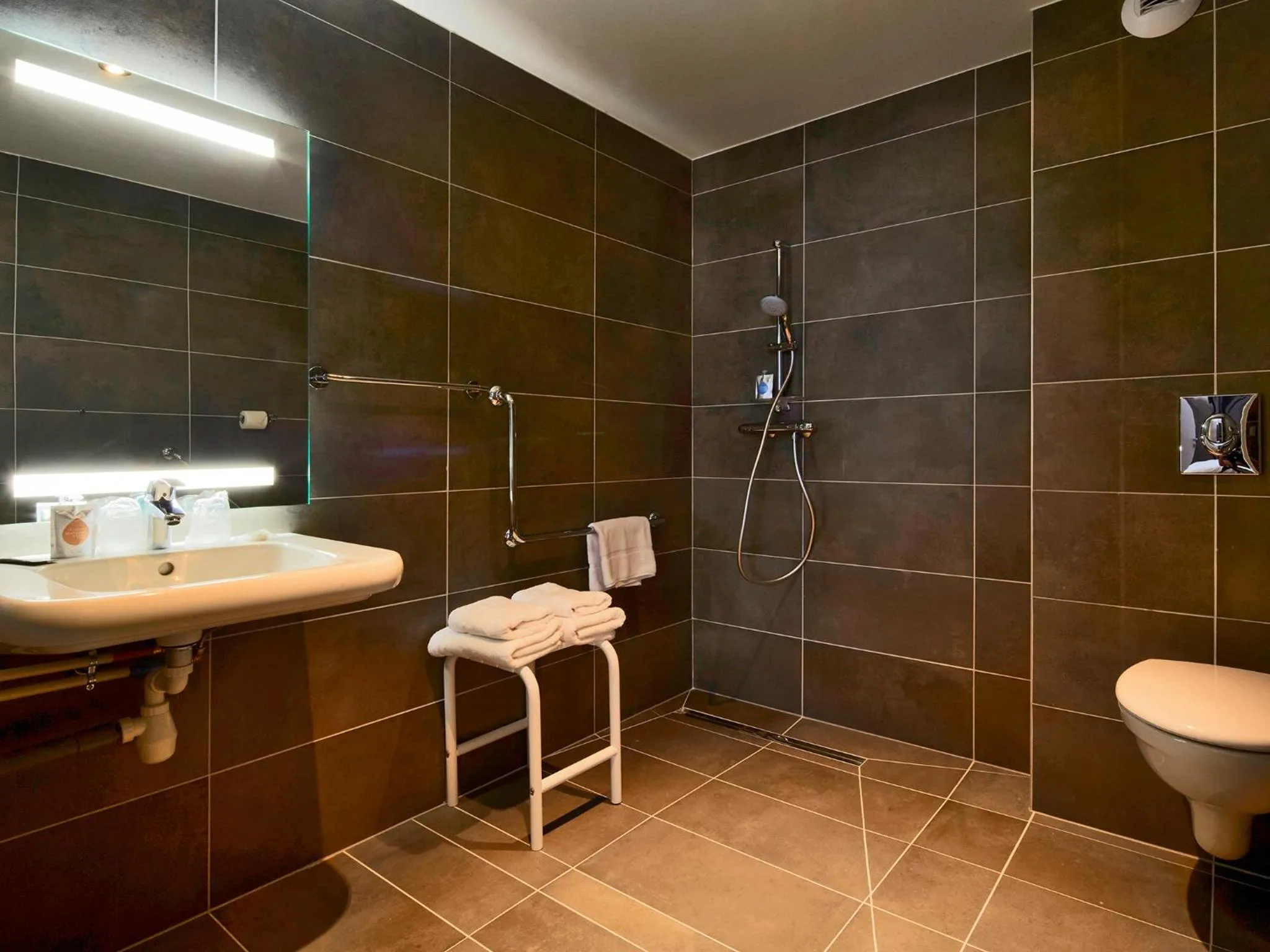 Bathroom in Kyriad Troyes Centre