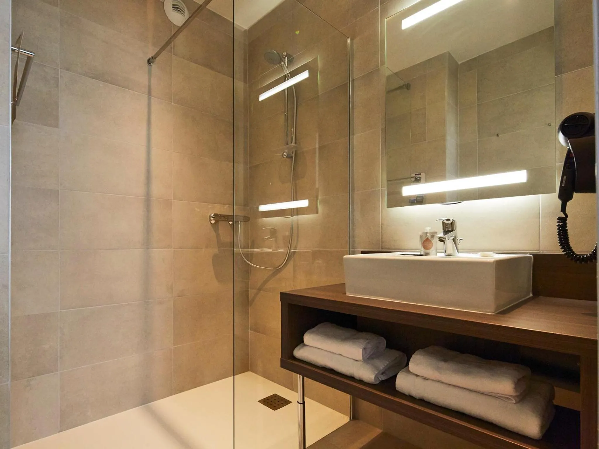 Bathroom in Kyriad Troyes Centre