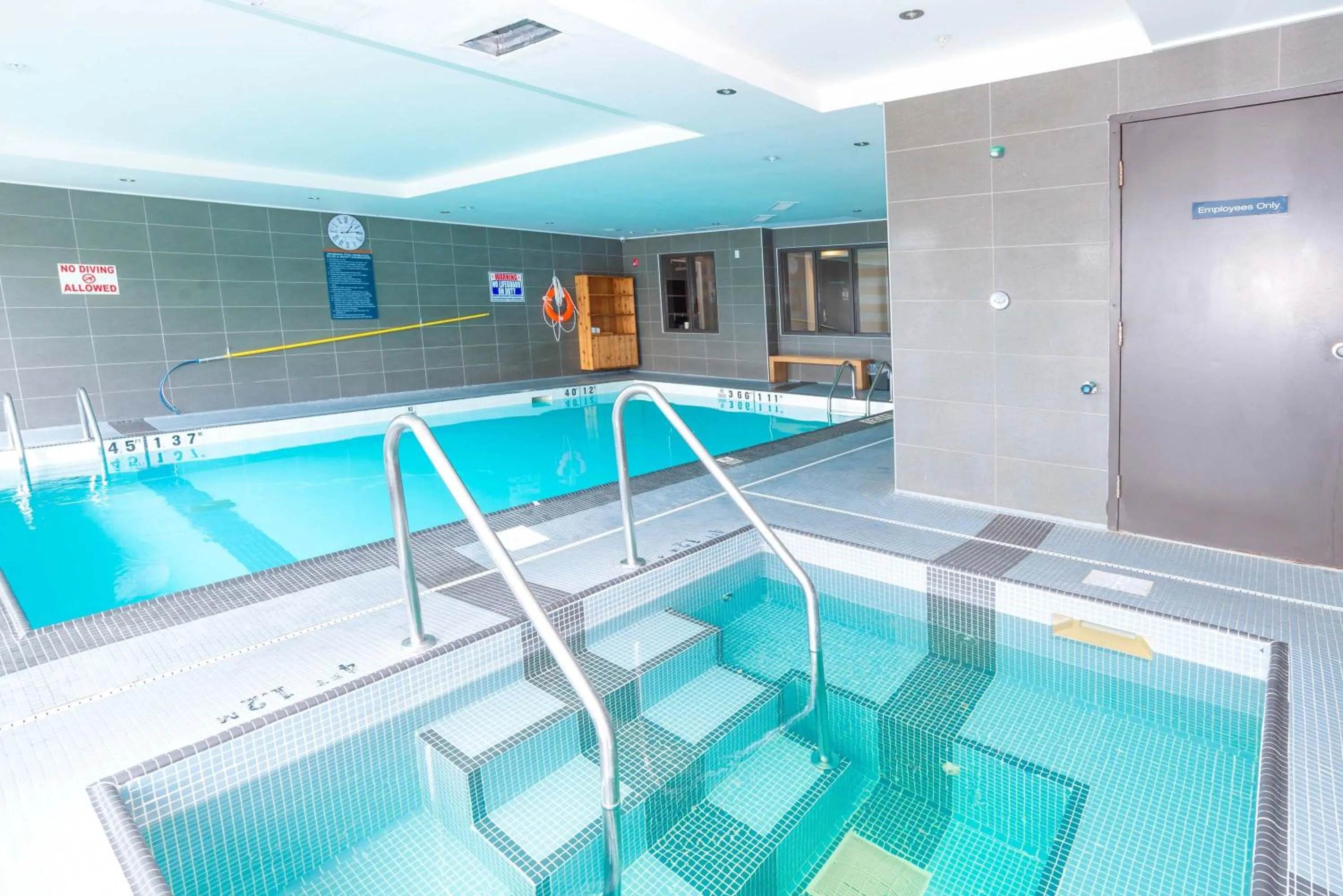 Swimming pool in Sandman Hotel Abbotsford Airport