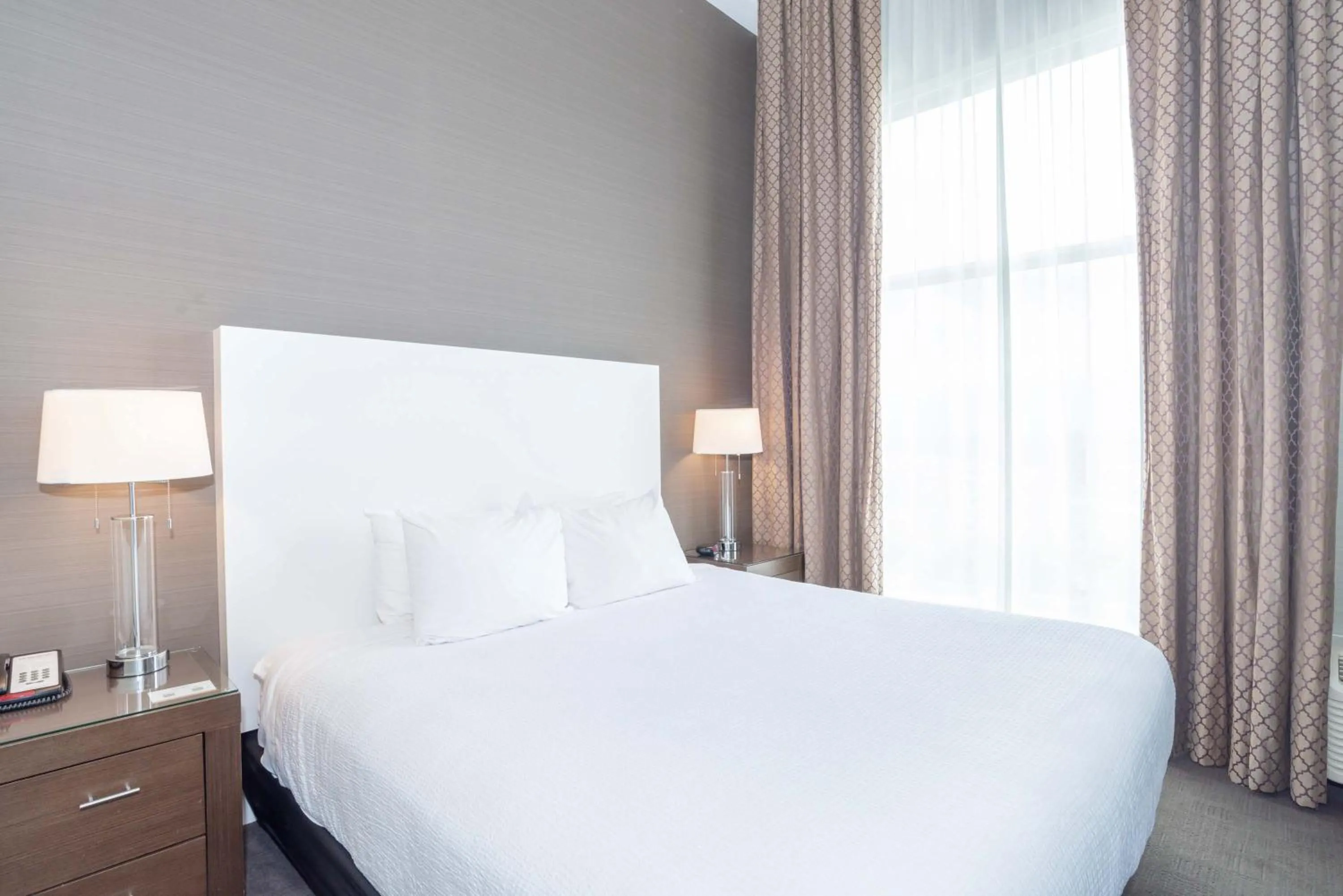 Photo of the whole room, Bed in Sandman Hotel Abbotsford Airport