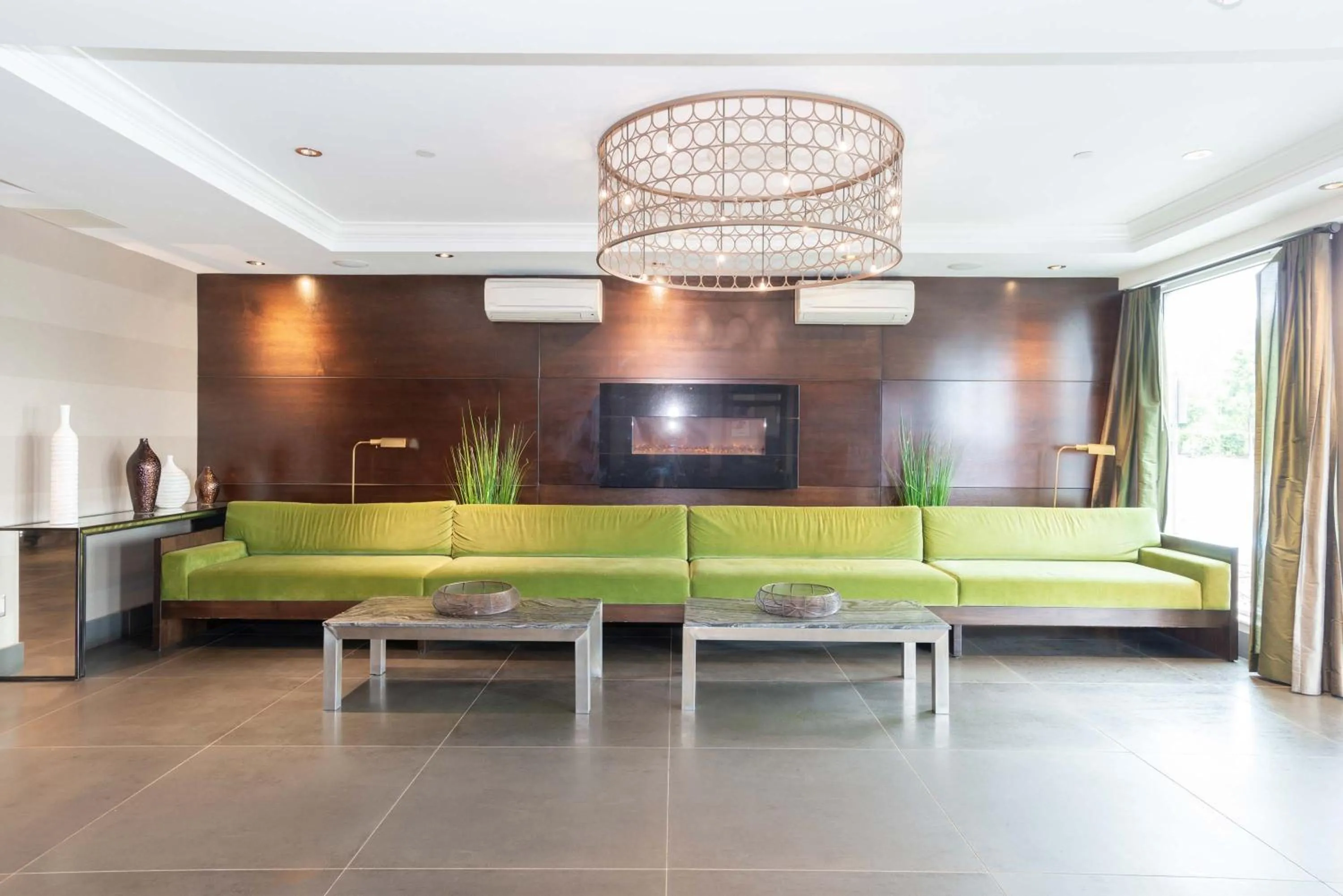 Lobby or reception in Sandman Hotel Abbotsford Airport