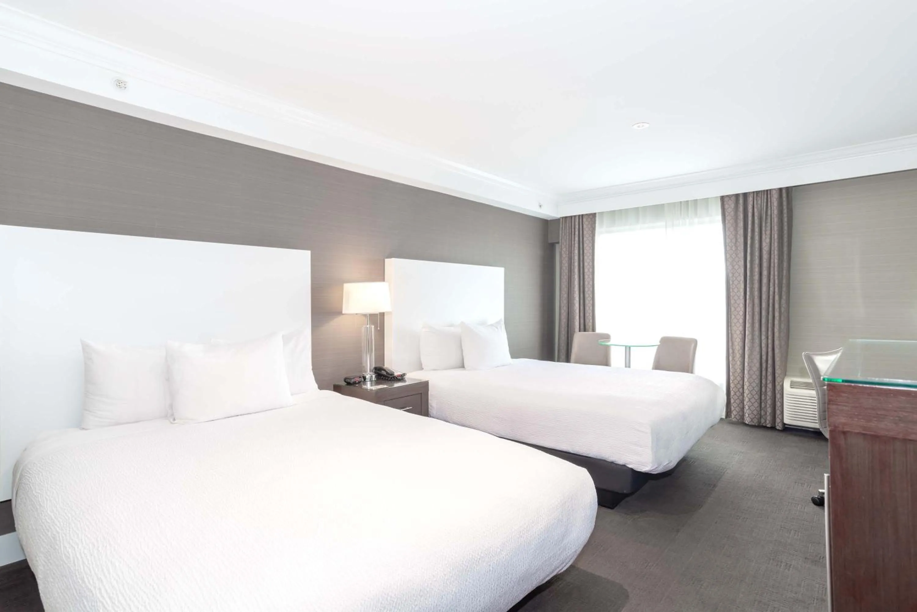 Photo of the whole room, Bed in Sandman Hotel Abbotsford Airport