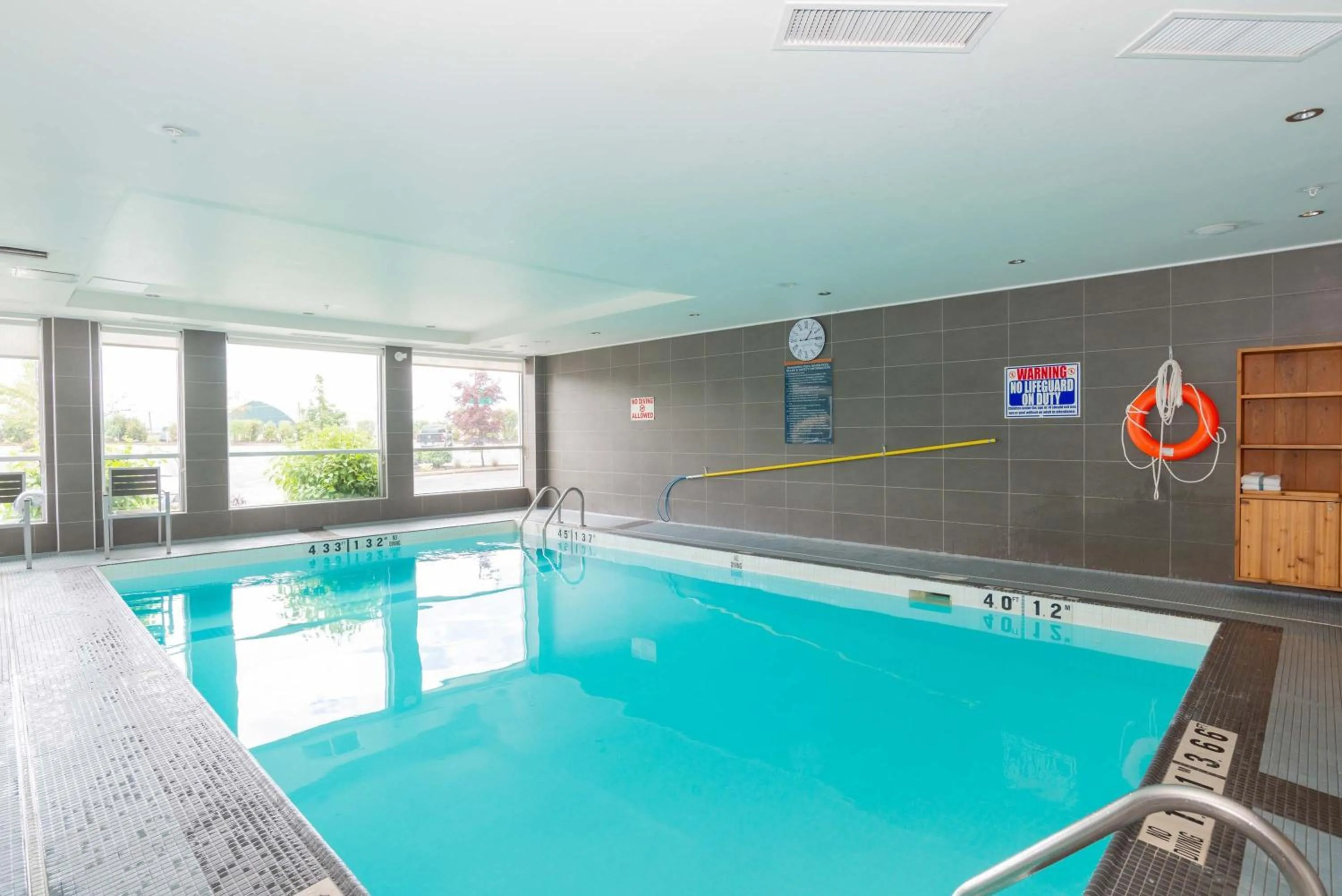 Swimming pool in Sandman Hotel Abbotsford Airport