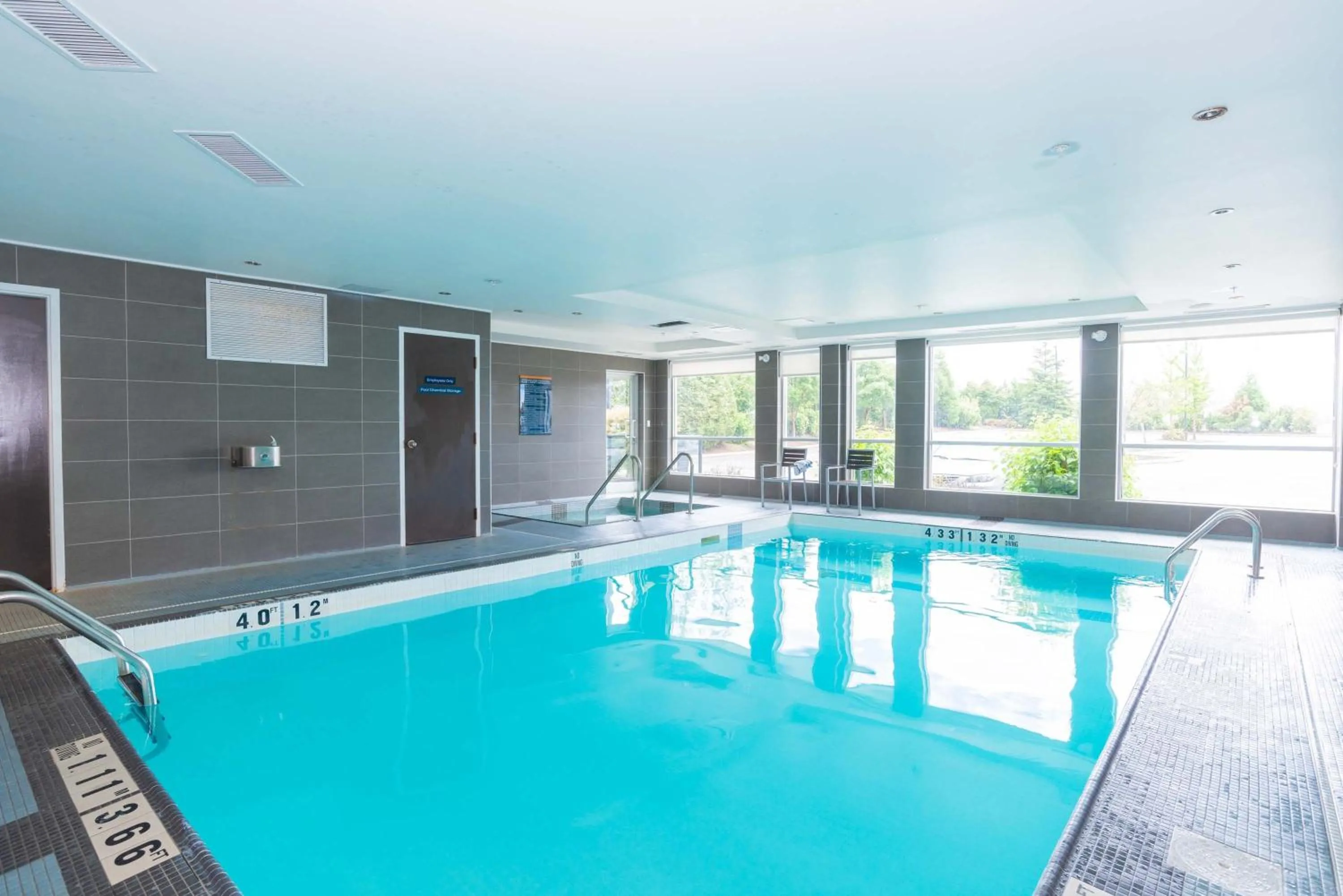 Swimming pool in Sandman Hotel Abbotsford Airport