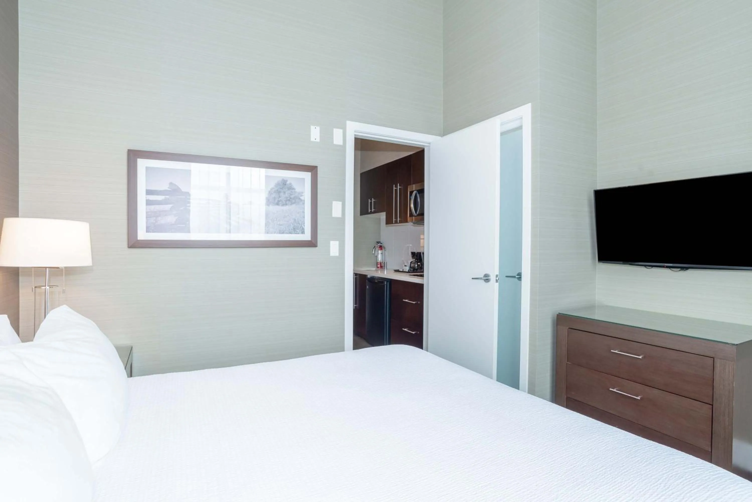 Photo of the whole room, Bed in Sandman Hotel Abbotsford Airport