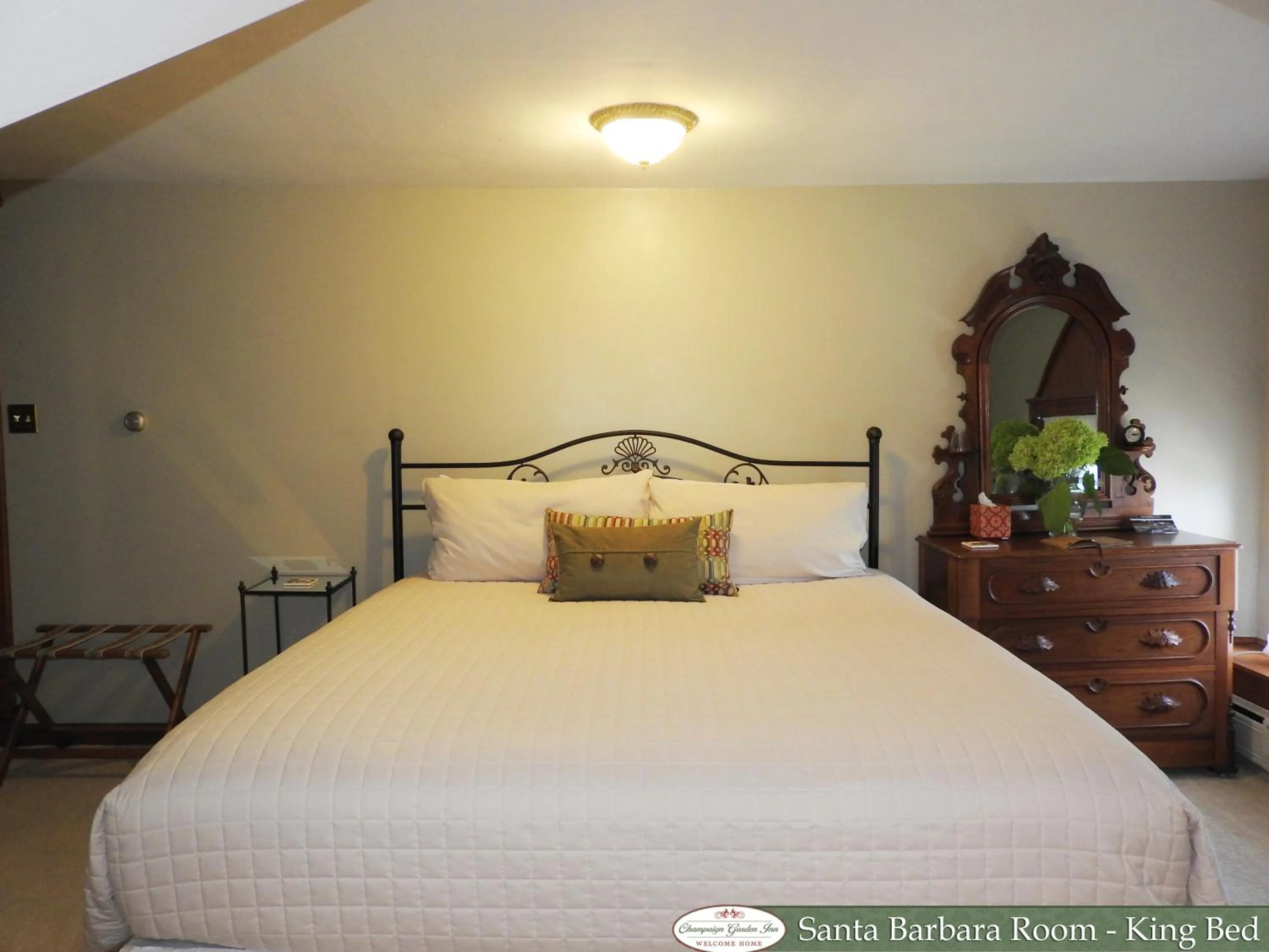 Bed in Champaign Garden Inn