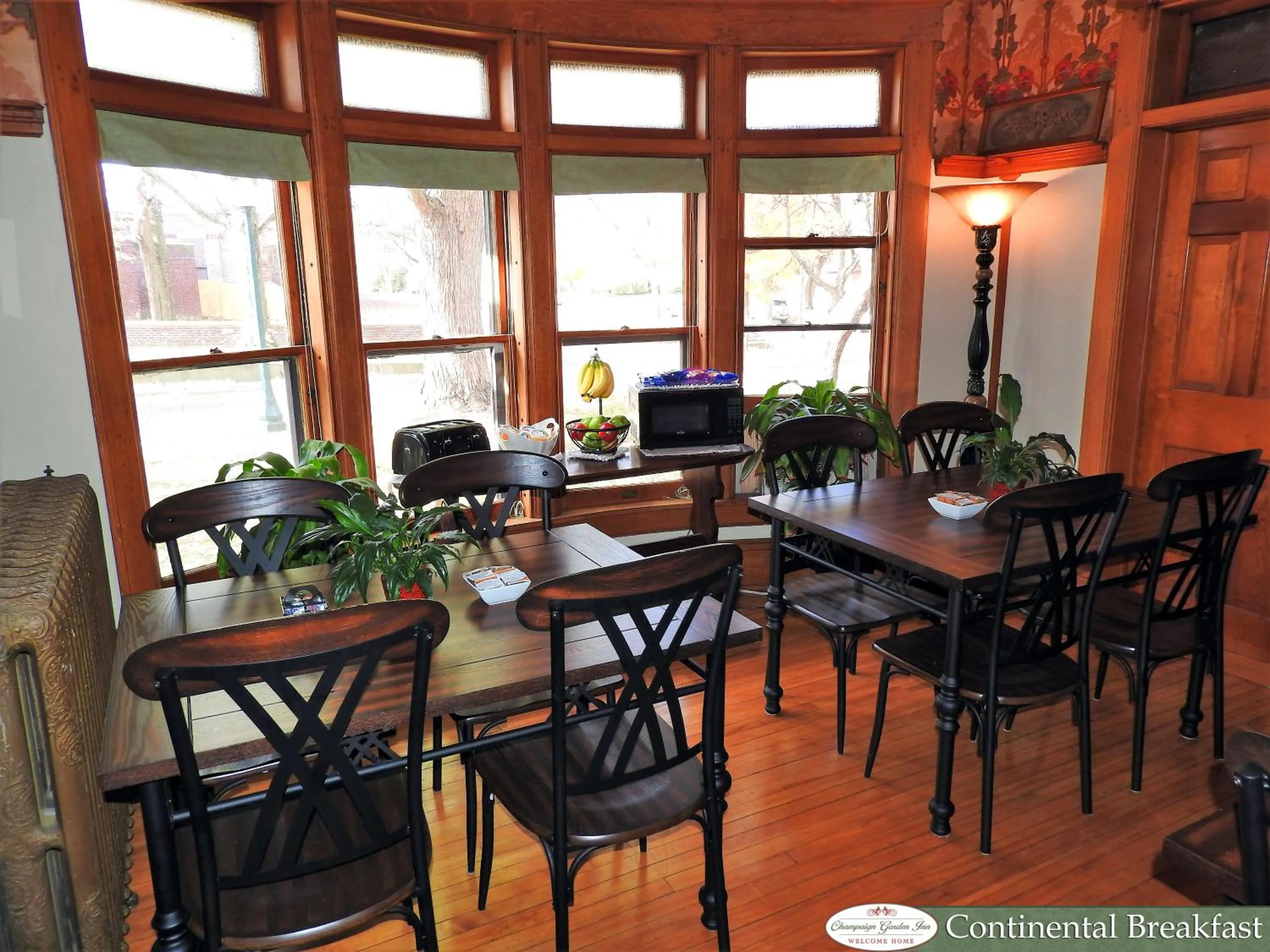 Dining area in Champaign Garden Inn