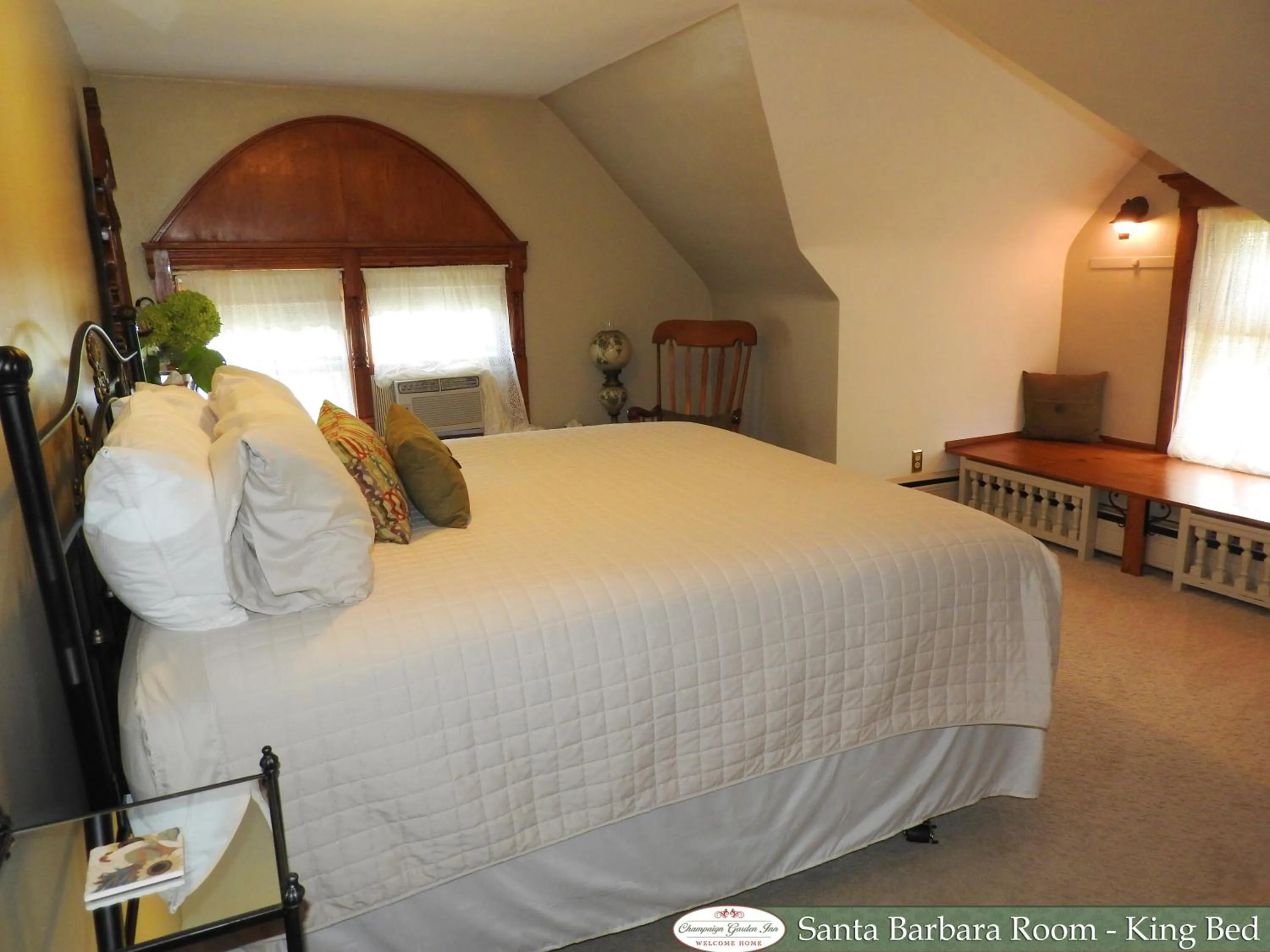 Photo of the whole room, Bed in Champaign Garden Inn