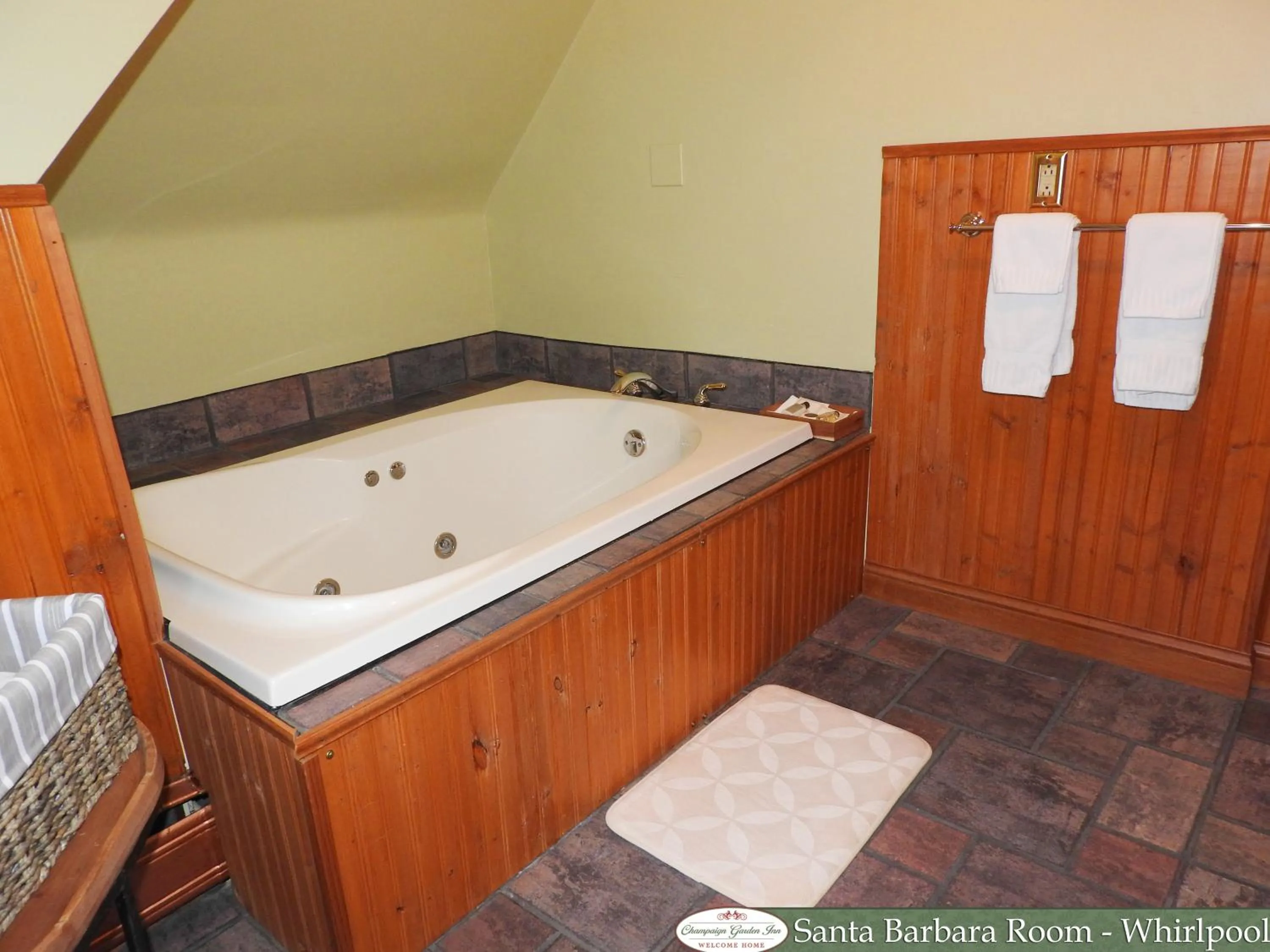 Hot Tub in Champaign Garden Inn