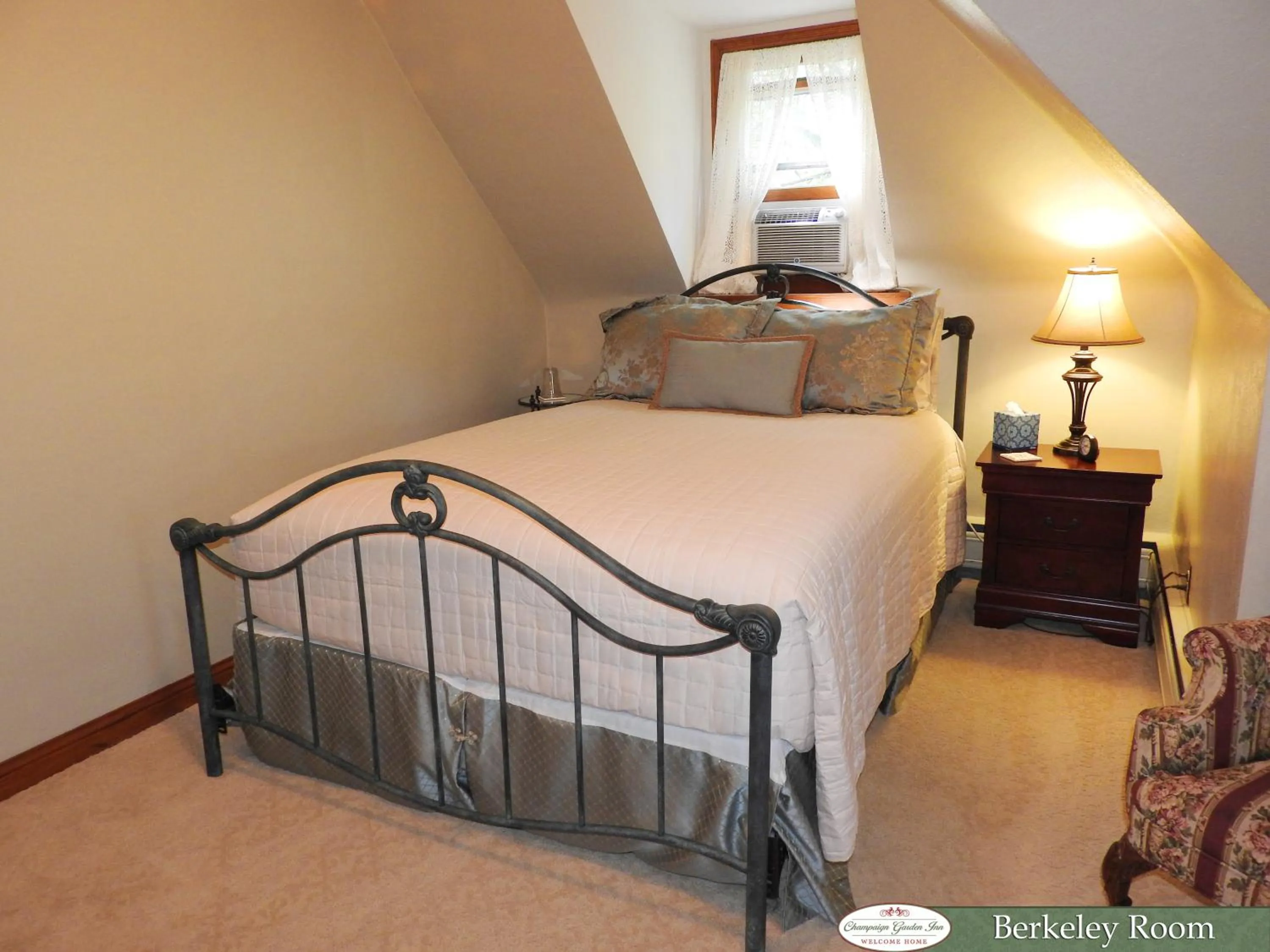 Double Room with Private External Bathroom in Champaign Garden Inn