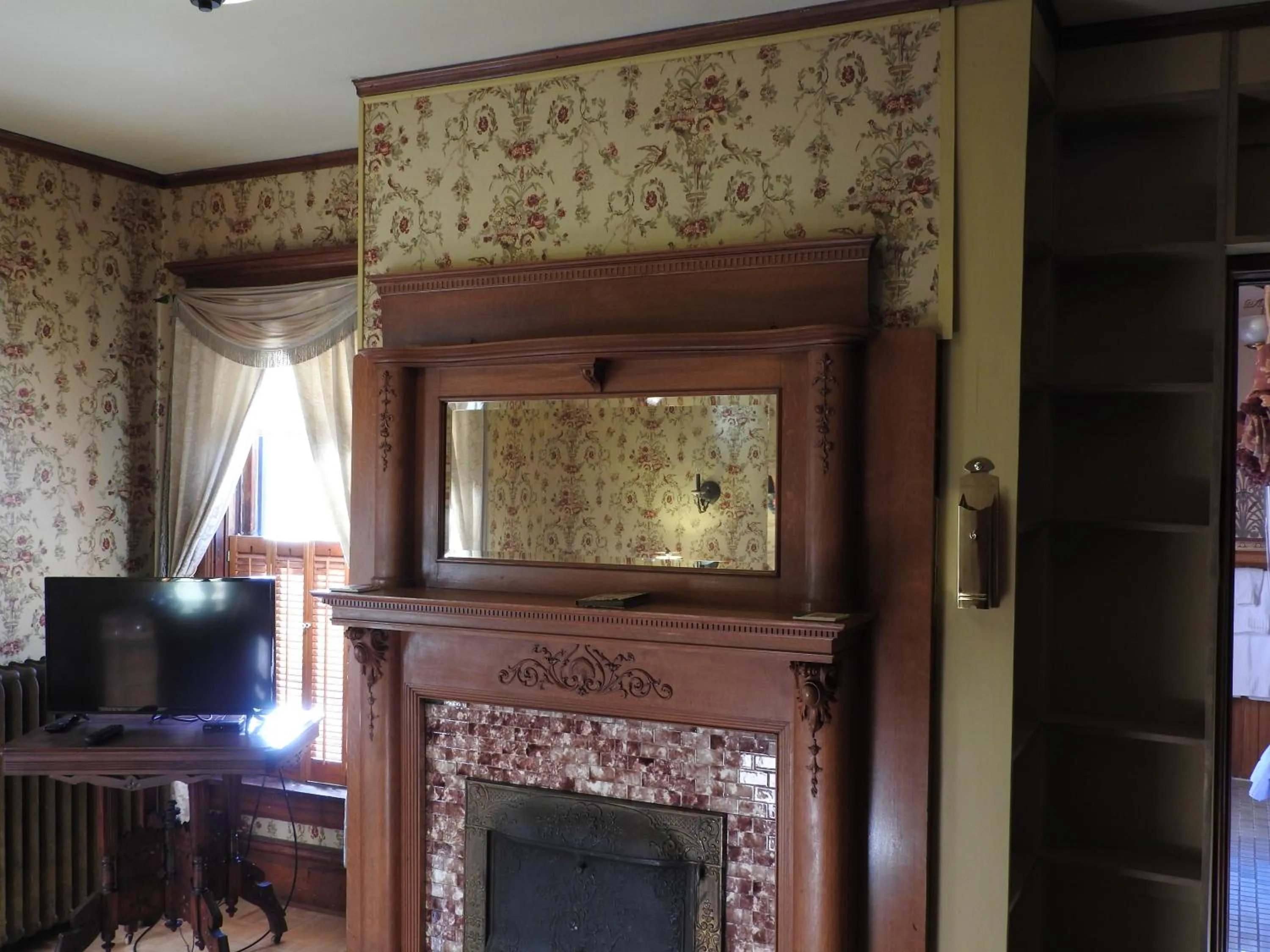 Decorative detail in Champaign Garden Inn