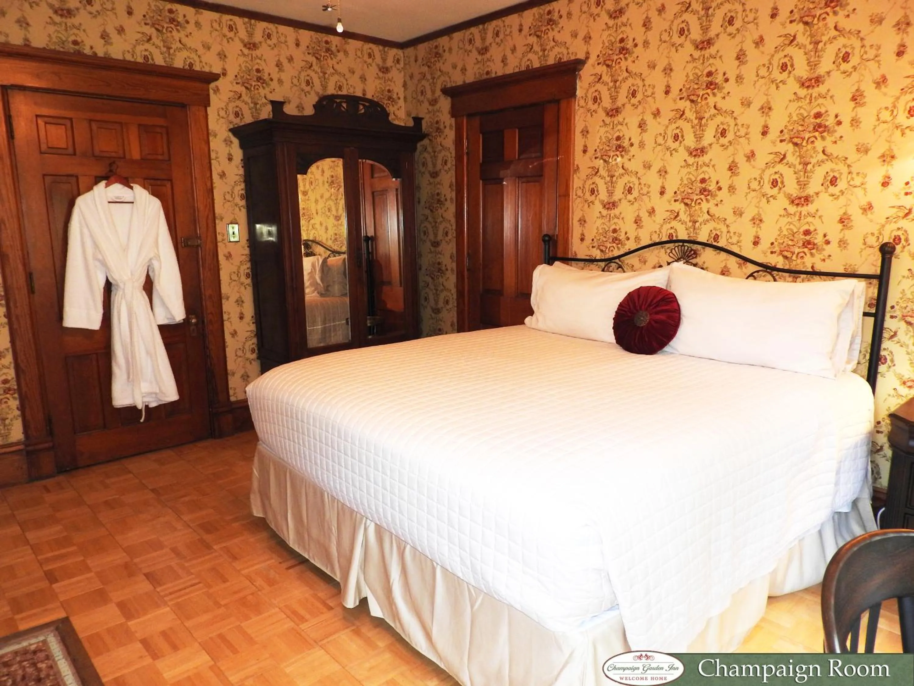 Photo of the whole room, Bed in Champaign Garden Inn