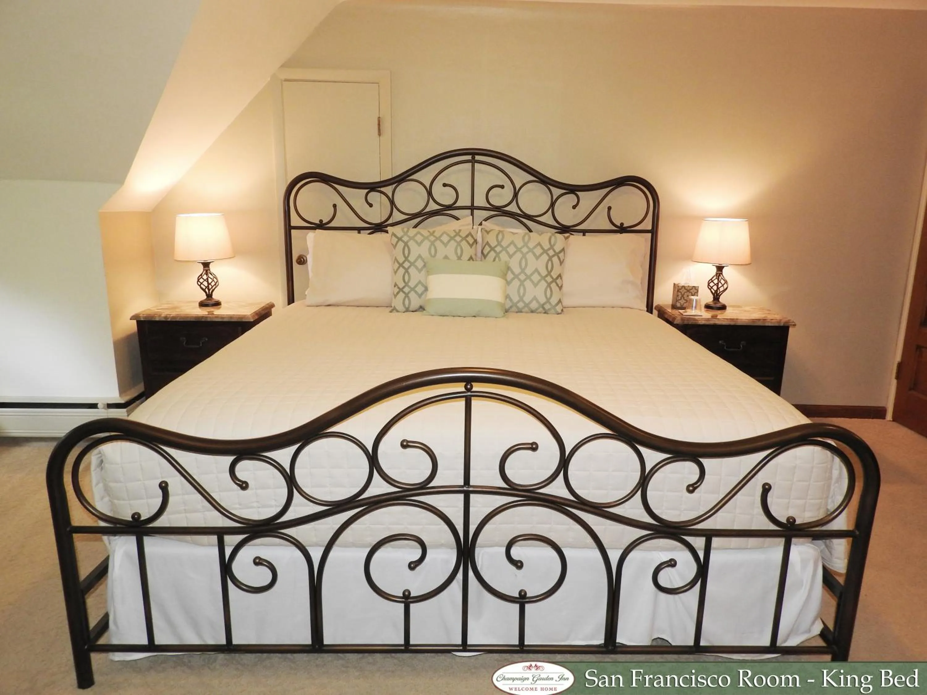 Bed in Champaign Garden Inn