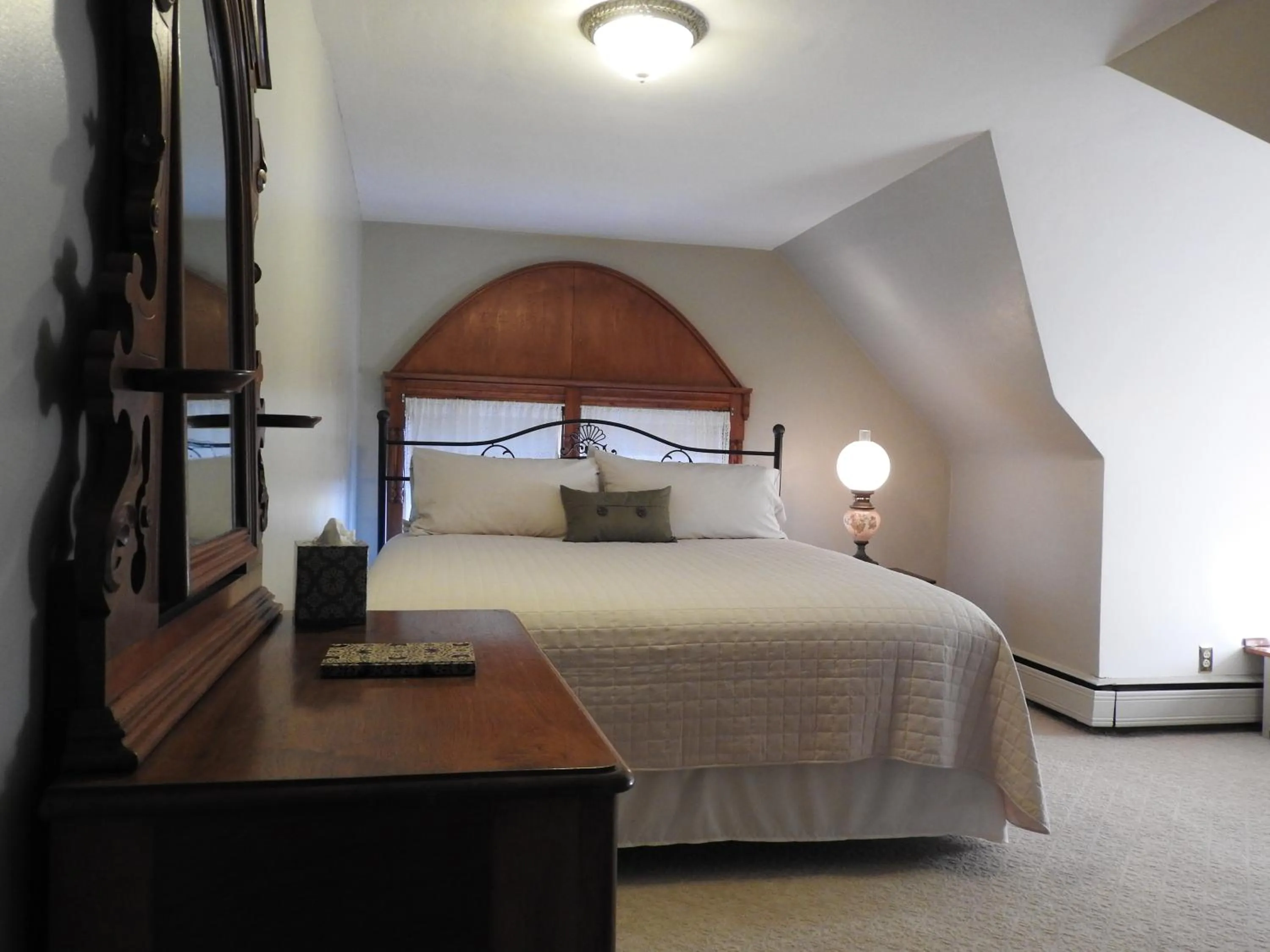 Photo of the whole room, Bed in Champaign Garden Inn