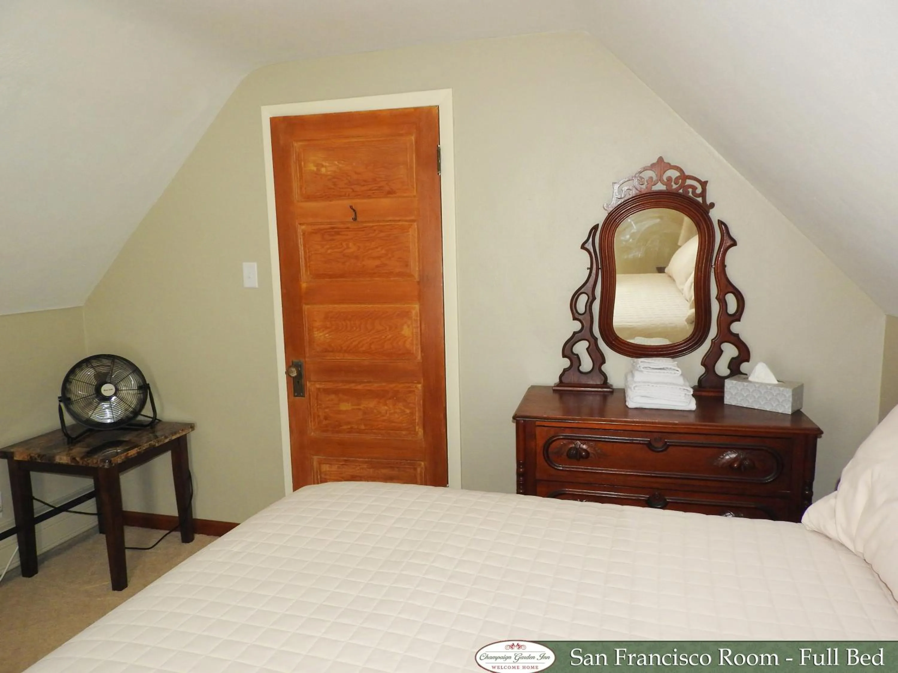 Photo of the whole room, Bed in Champaign Garden Inn