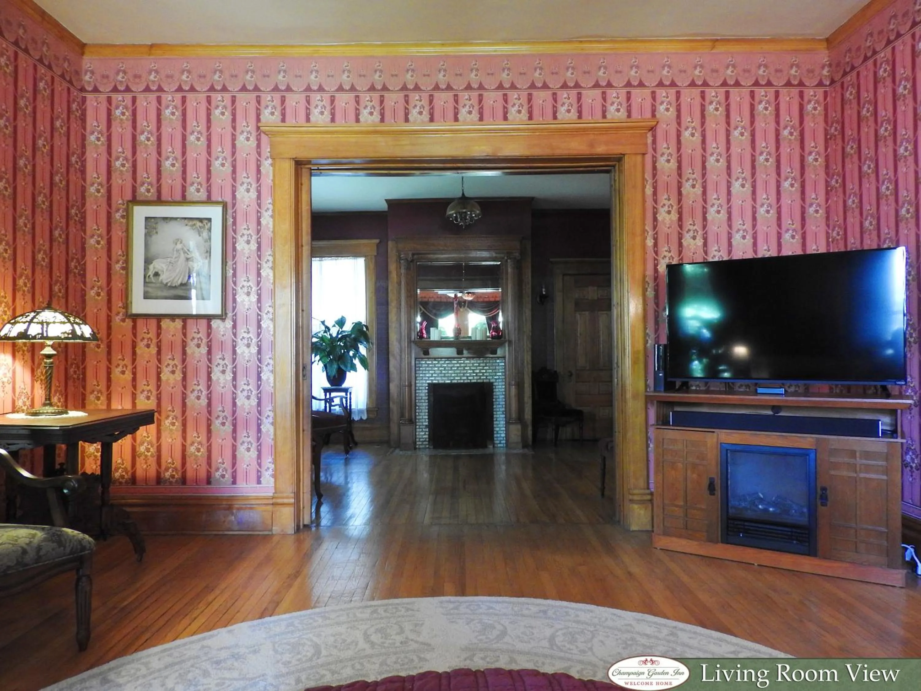 Communal lounge/ TV room in Champaign Garden Inn