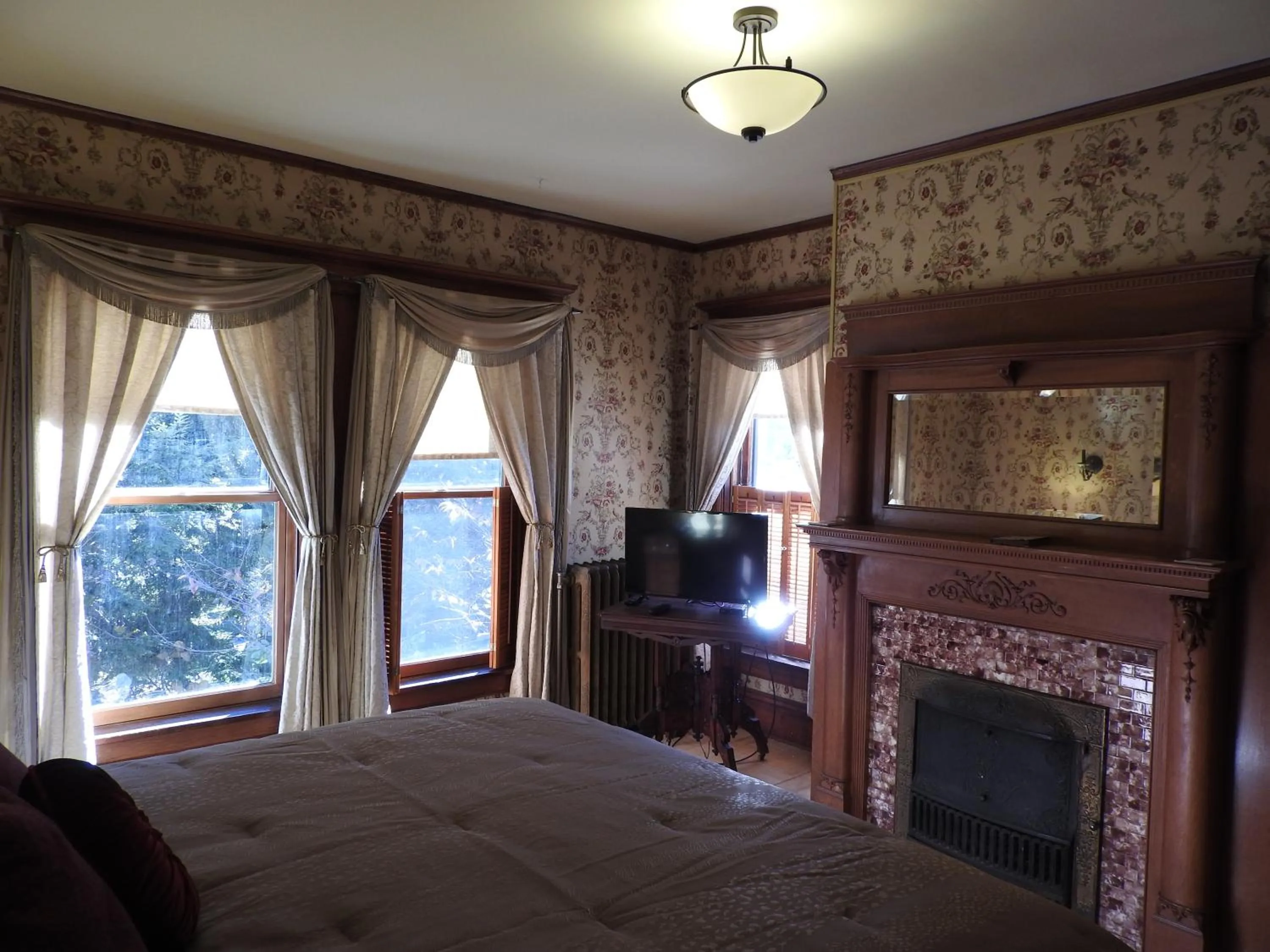 Photo of the whole room, Bed in Champaign Garden Inn