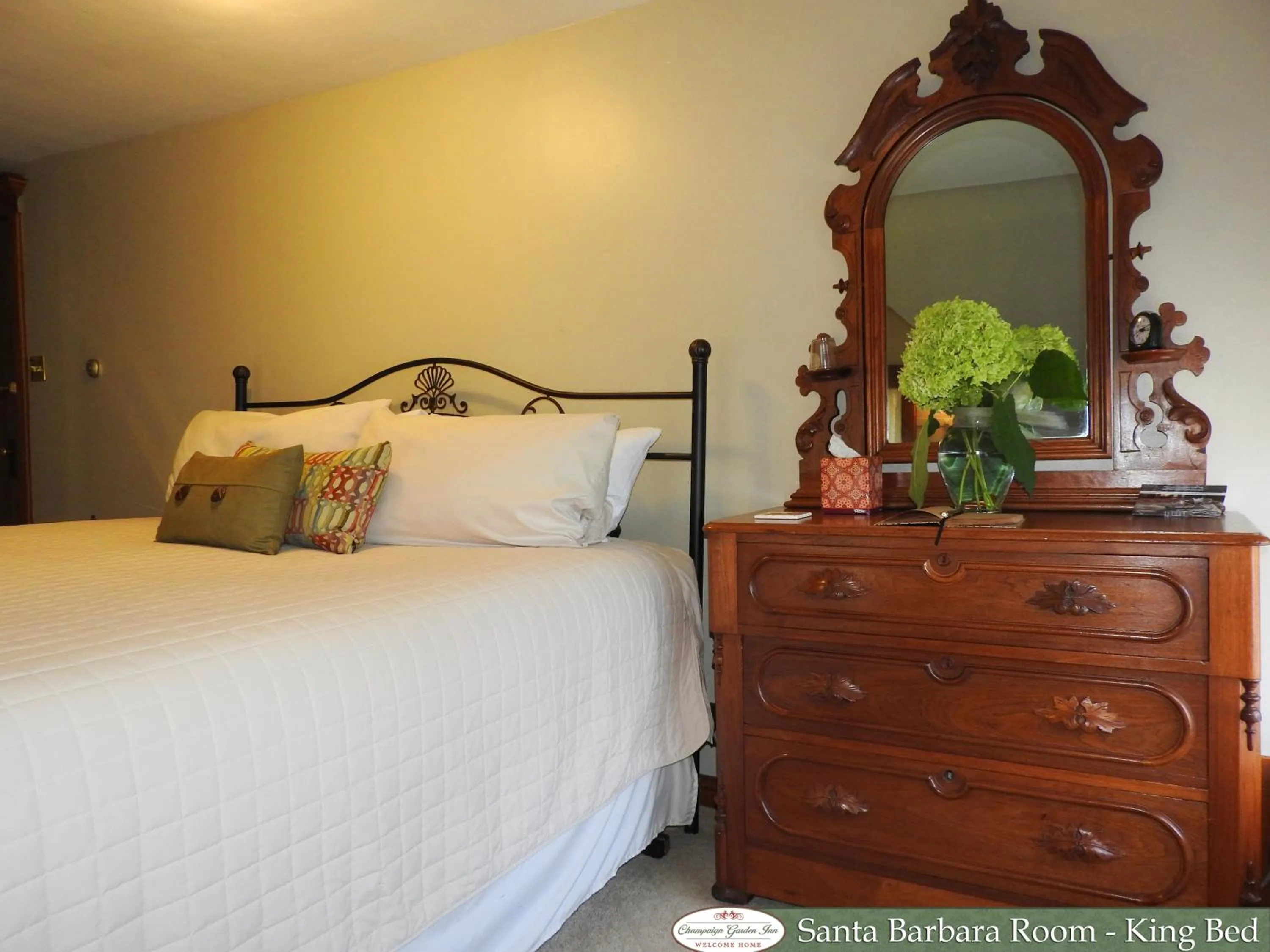 Decorative detail, Bed in Champaign Garden Inn
