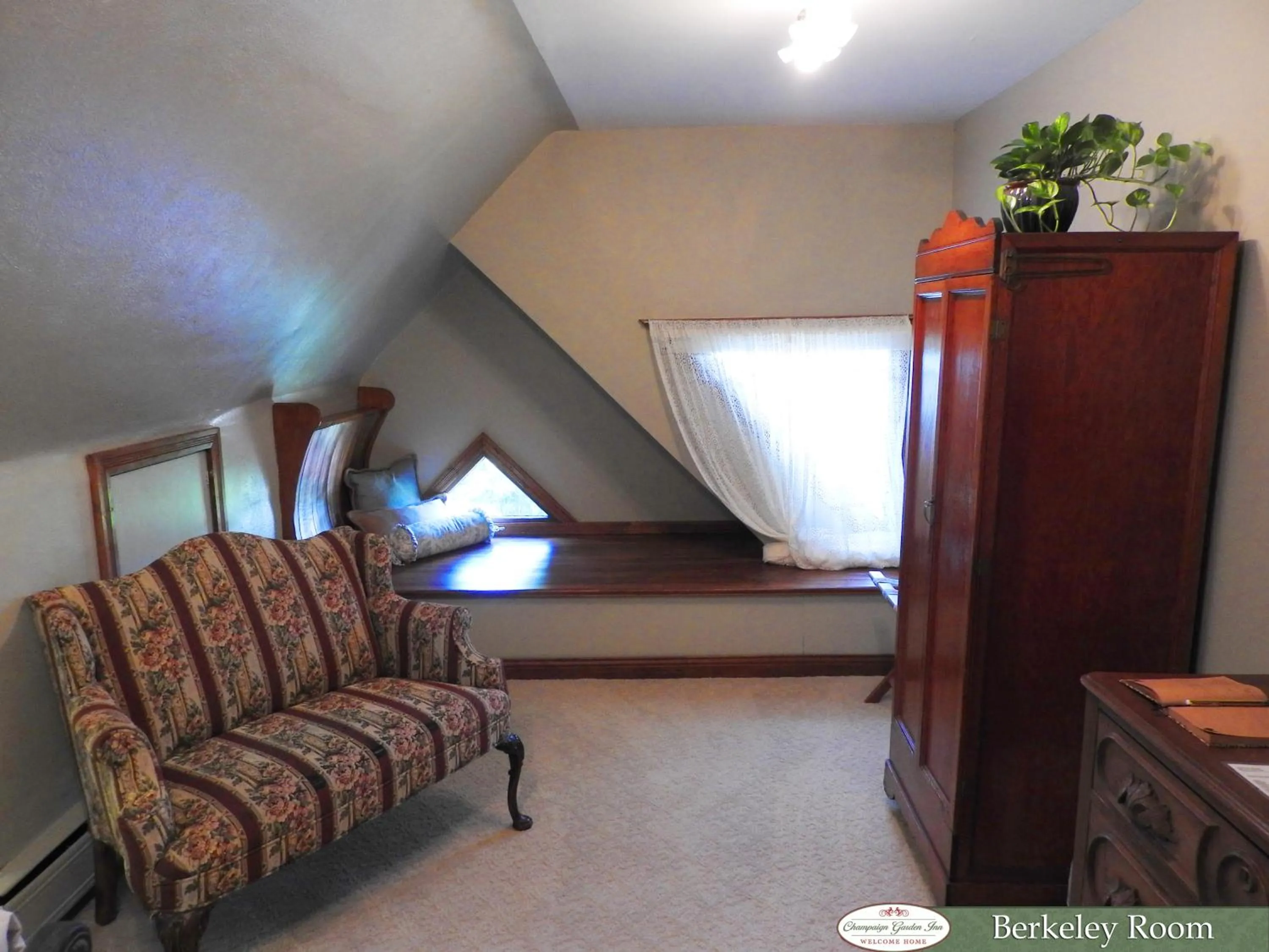 Decorative detail, Bed in Champaign Garden Inn