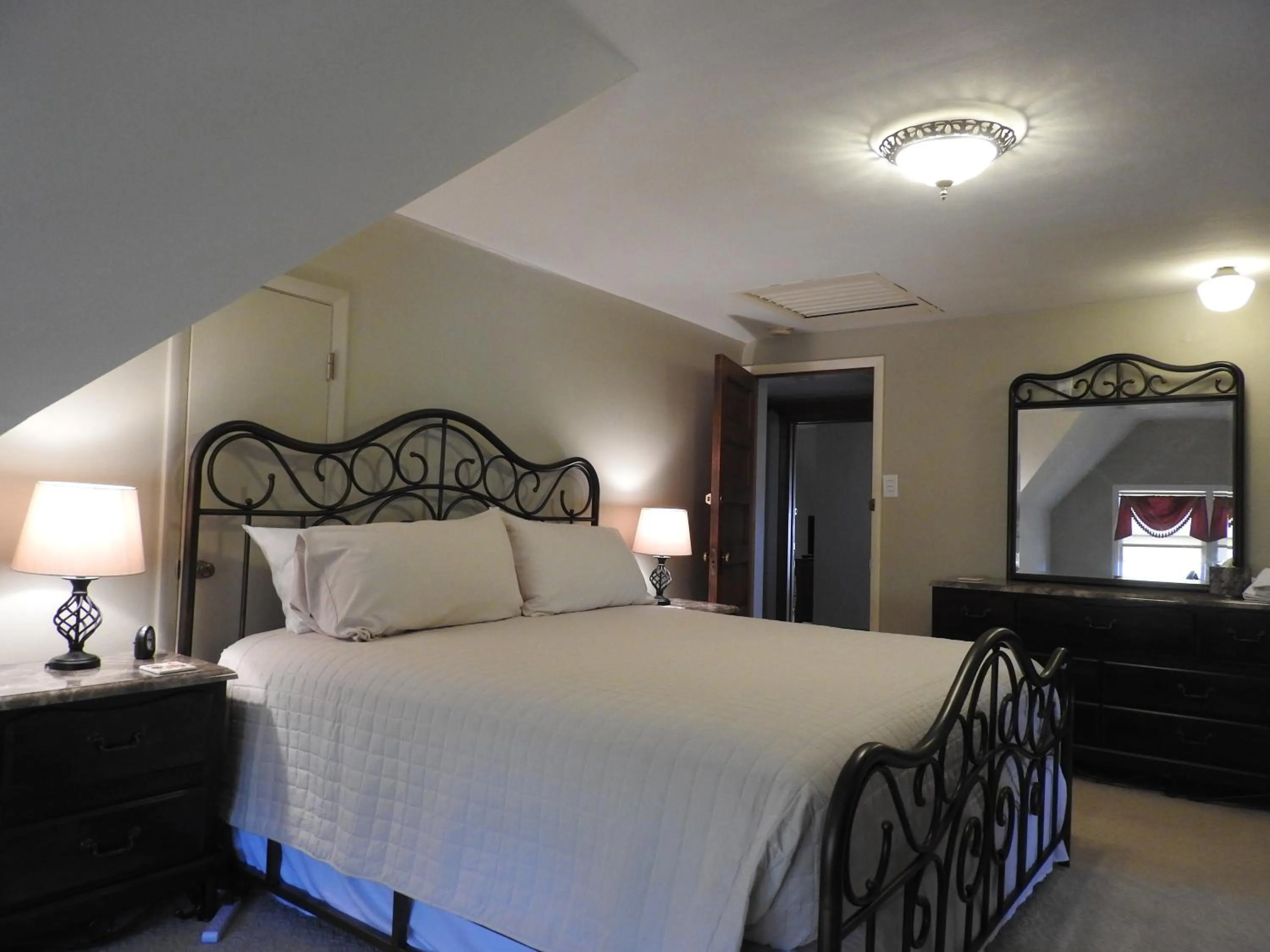 Photo of the whole room, Bed in Champaign Garden Inn