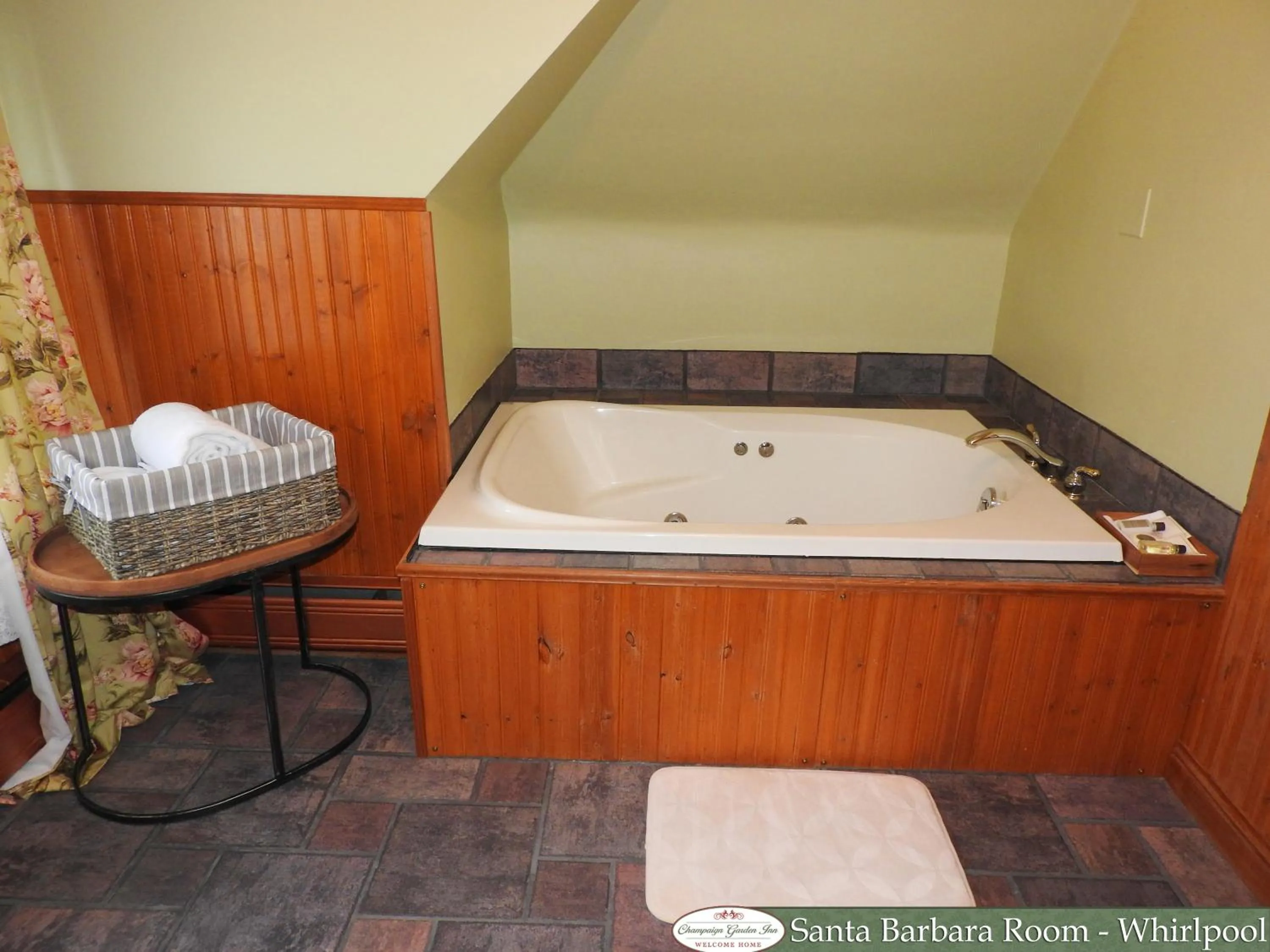 Hot Tub in Champaign Garden Inn