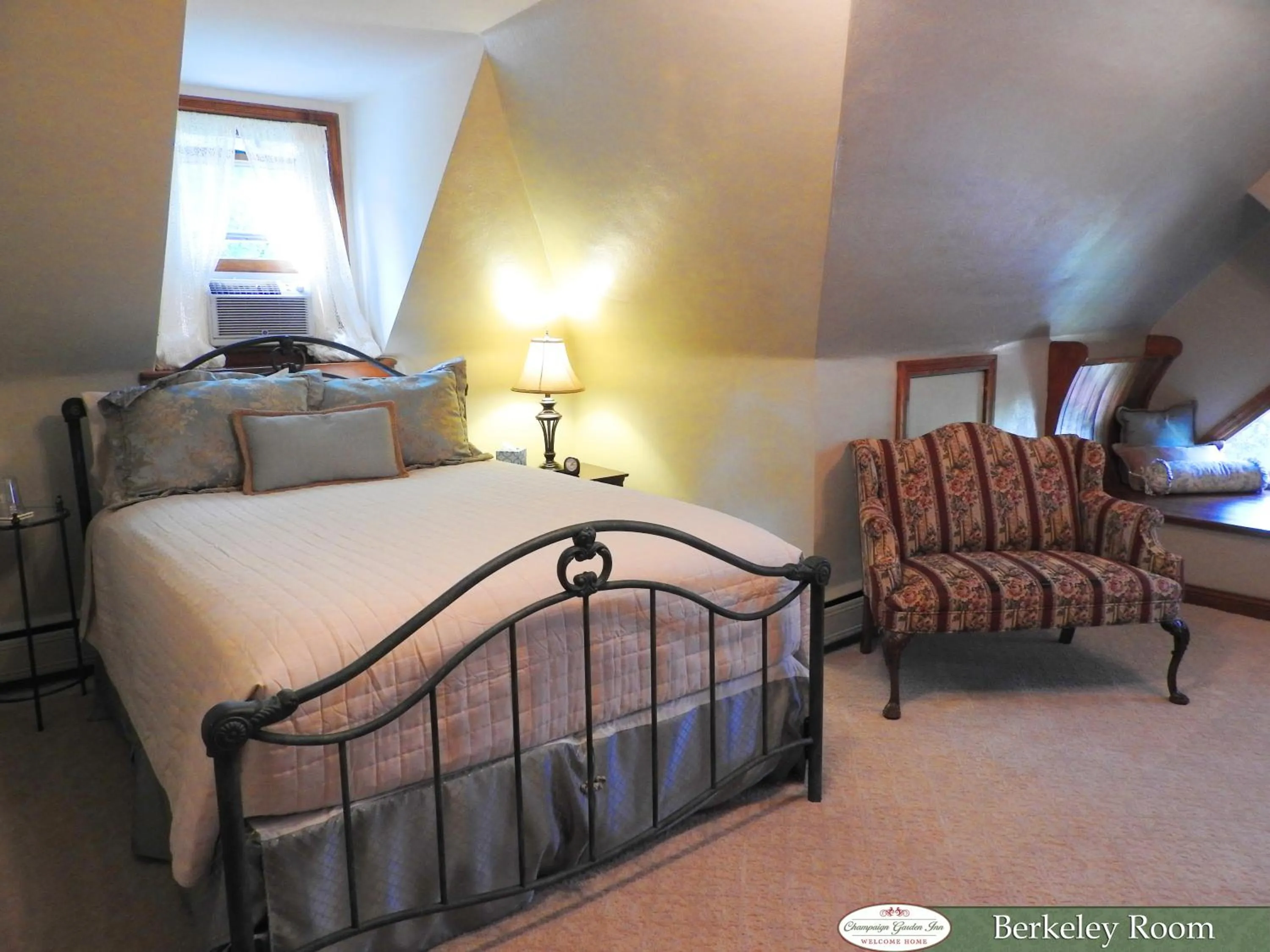 Photo of the whole room, Bed in Champaign Garden Inn