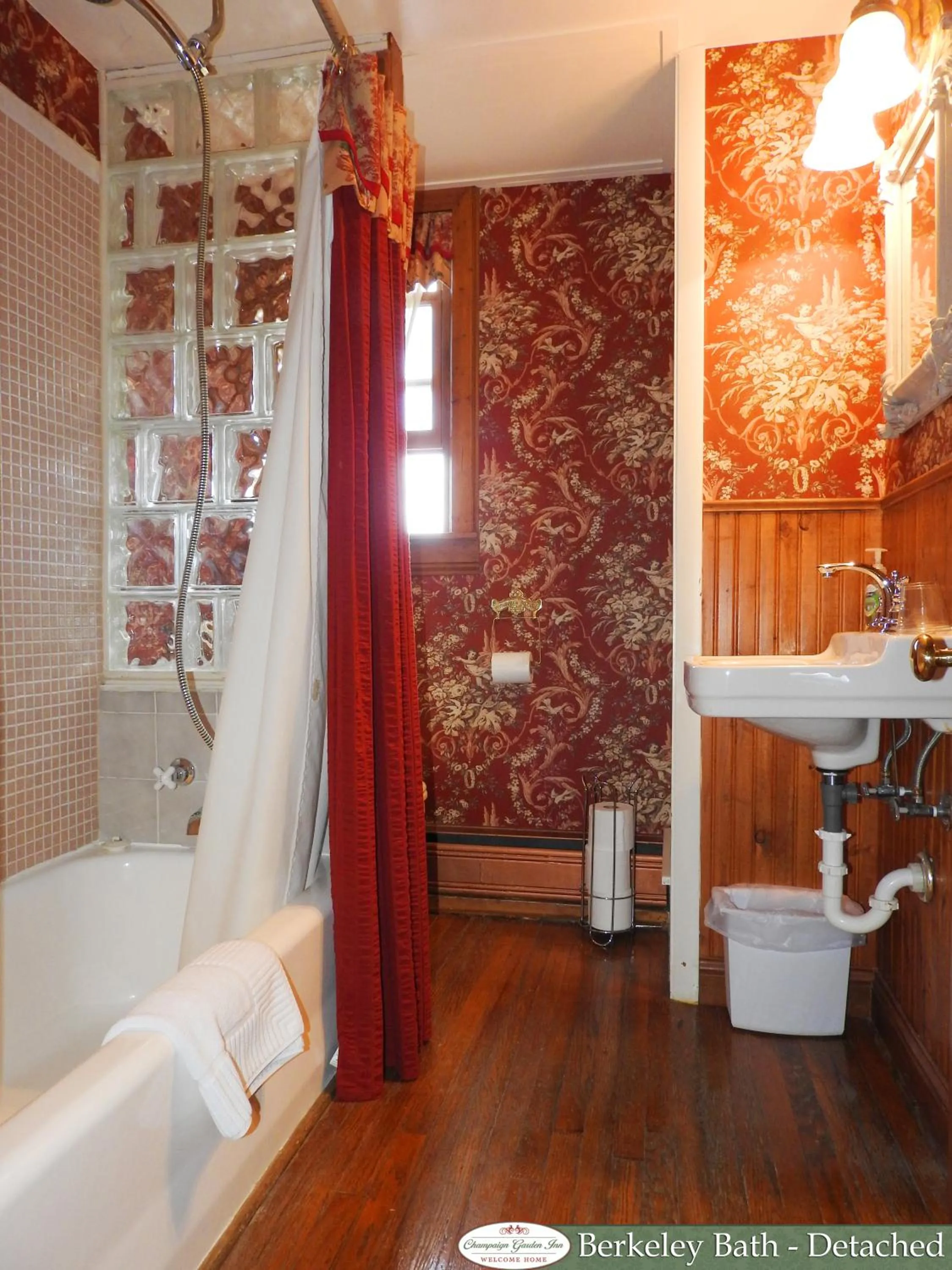 Bathroom in Champaign Garden Inn