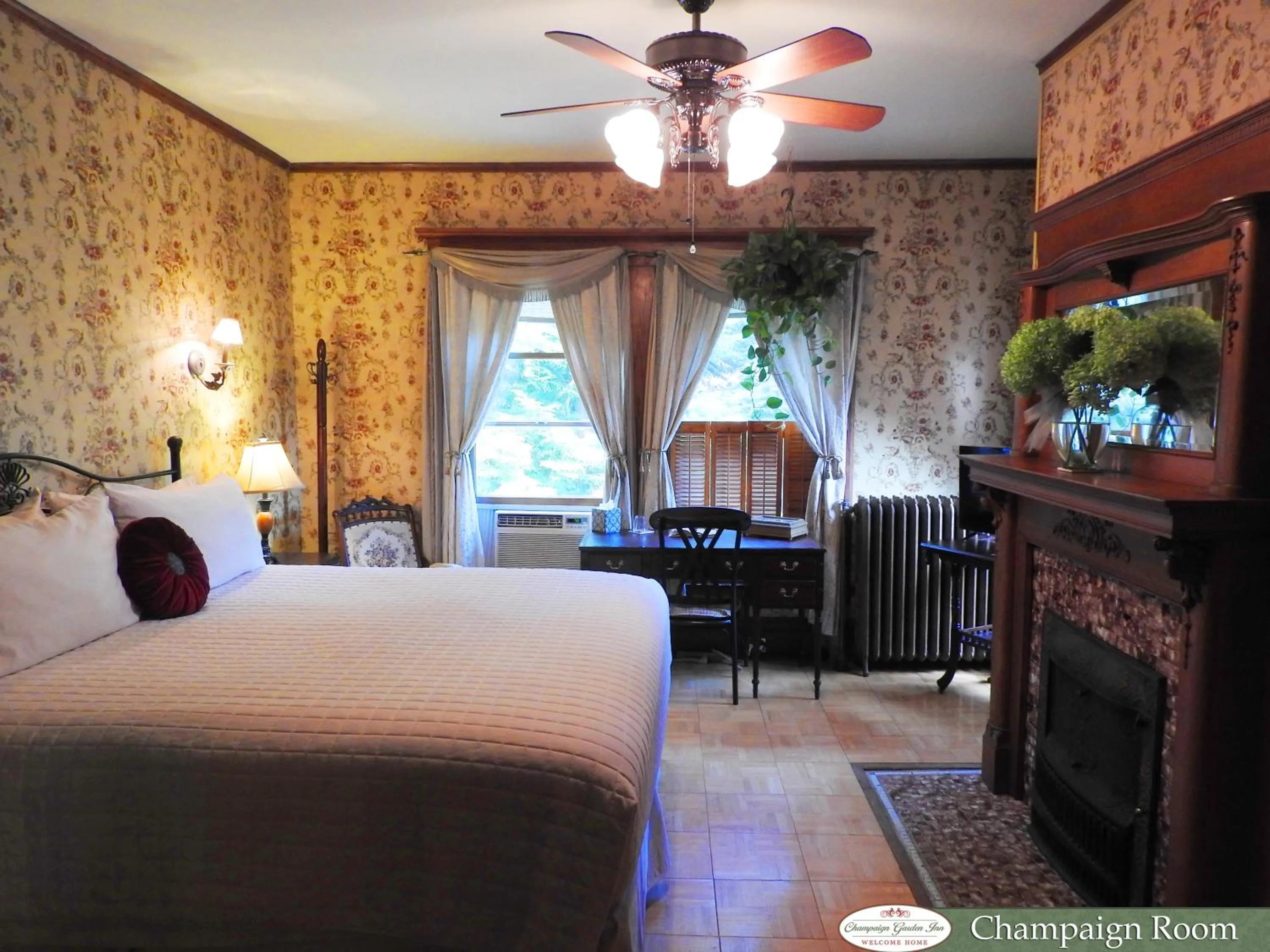 Photo of the whole room, Bed in Champaign Garden Inn