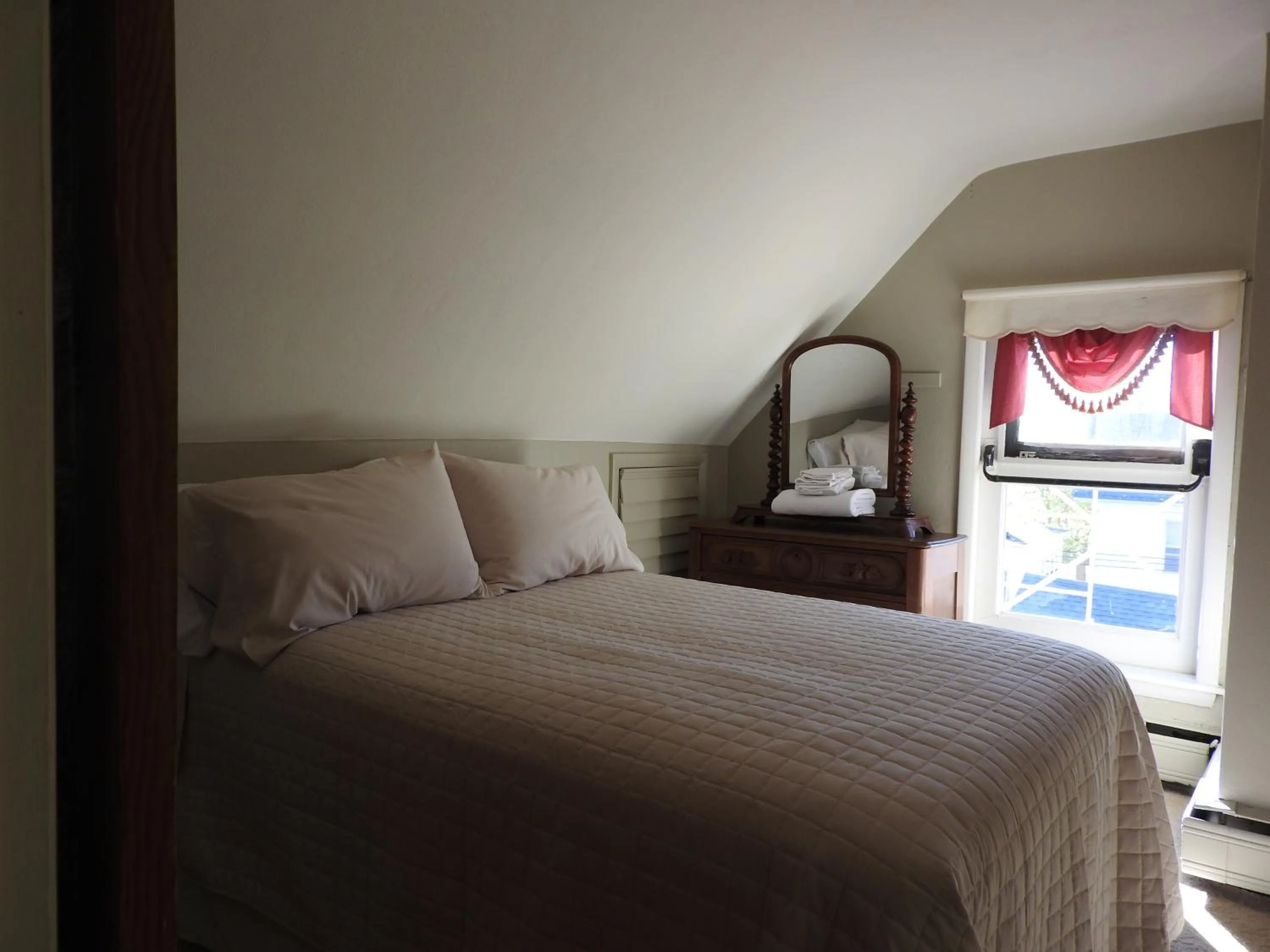 Photo of the whole room, Bed in Champaign Garden Inn