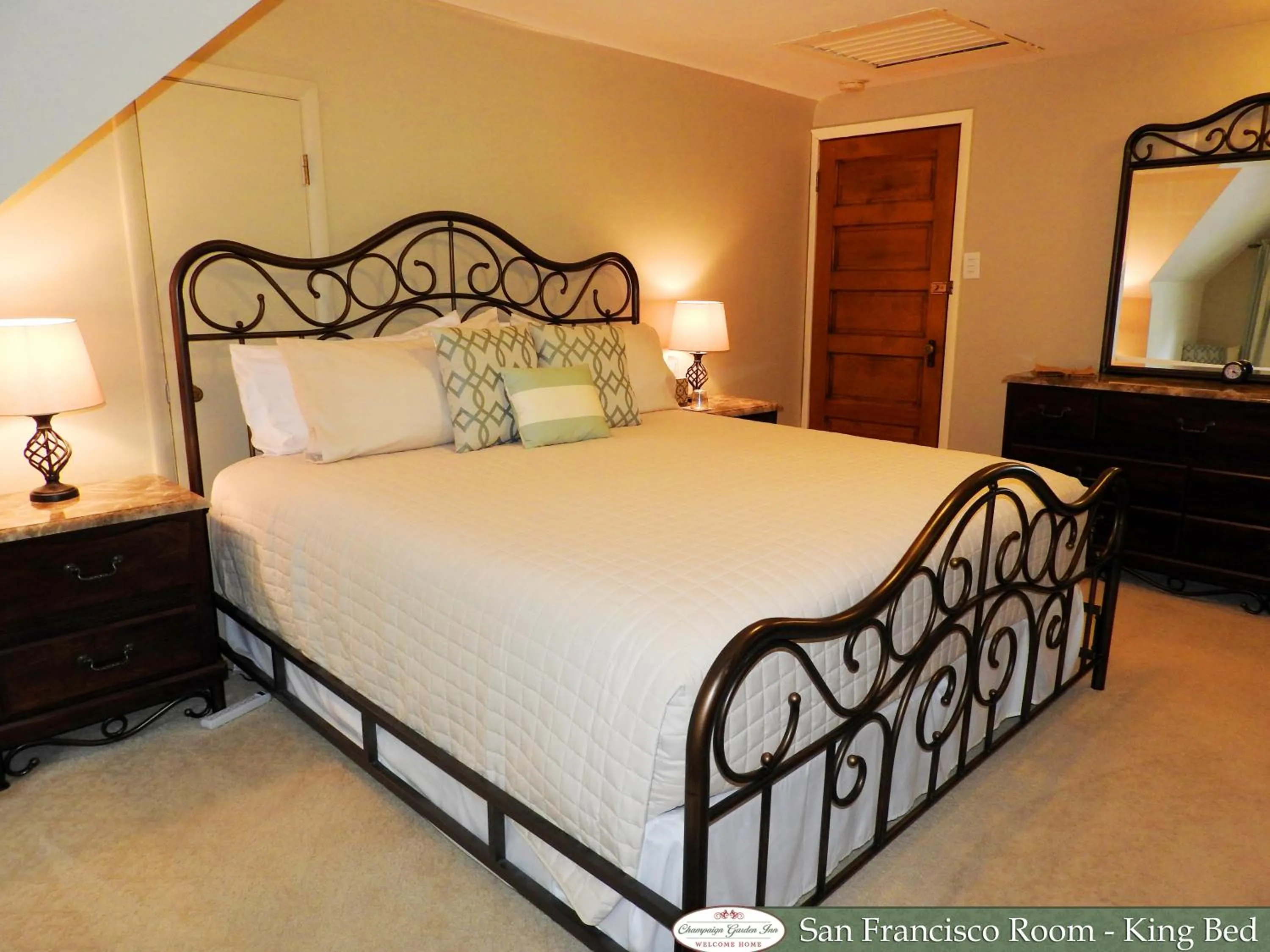 Photo of the whole room, Bed in Champaign Garden Inn