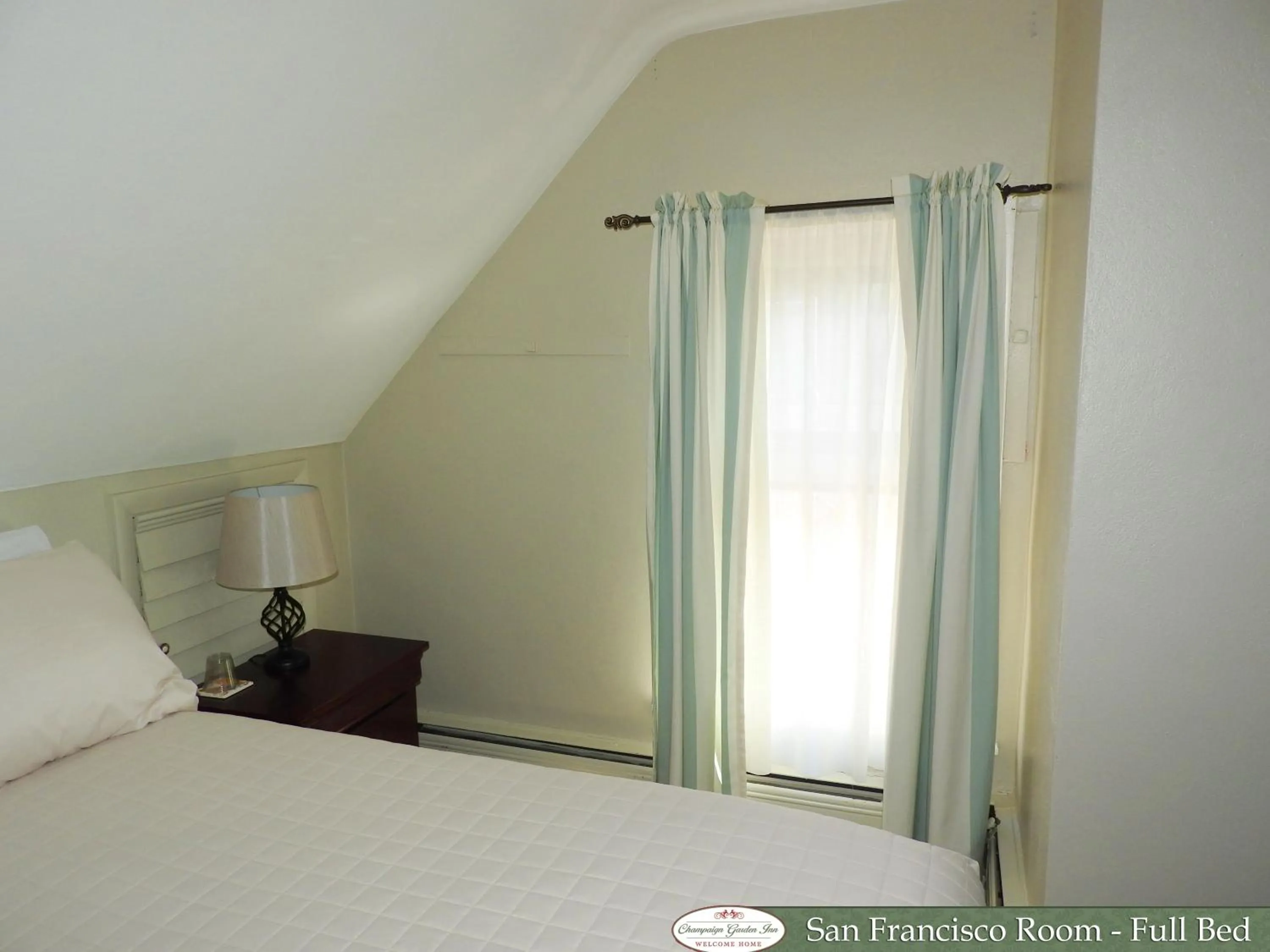 Photo of the whole room, Bed in Champaign Garden Inn