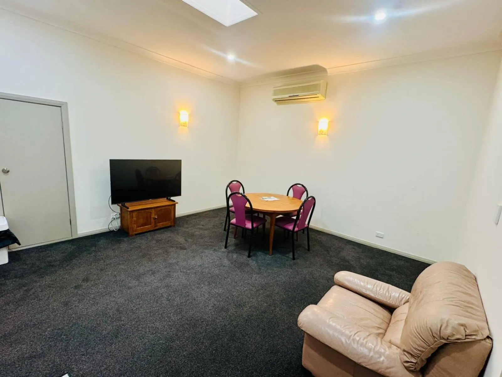 Ten Dollar Town Motel