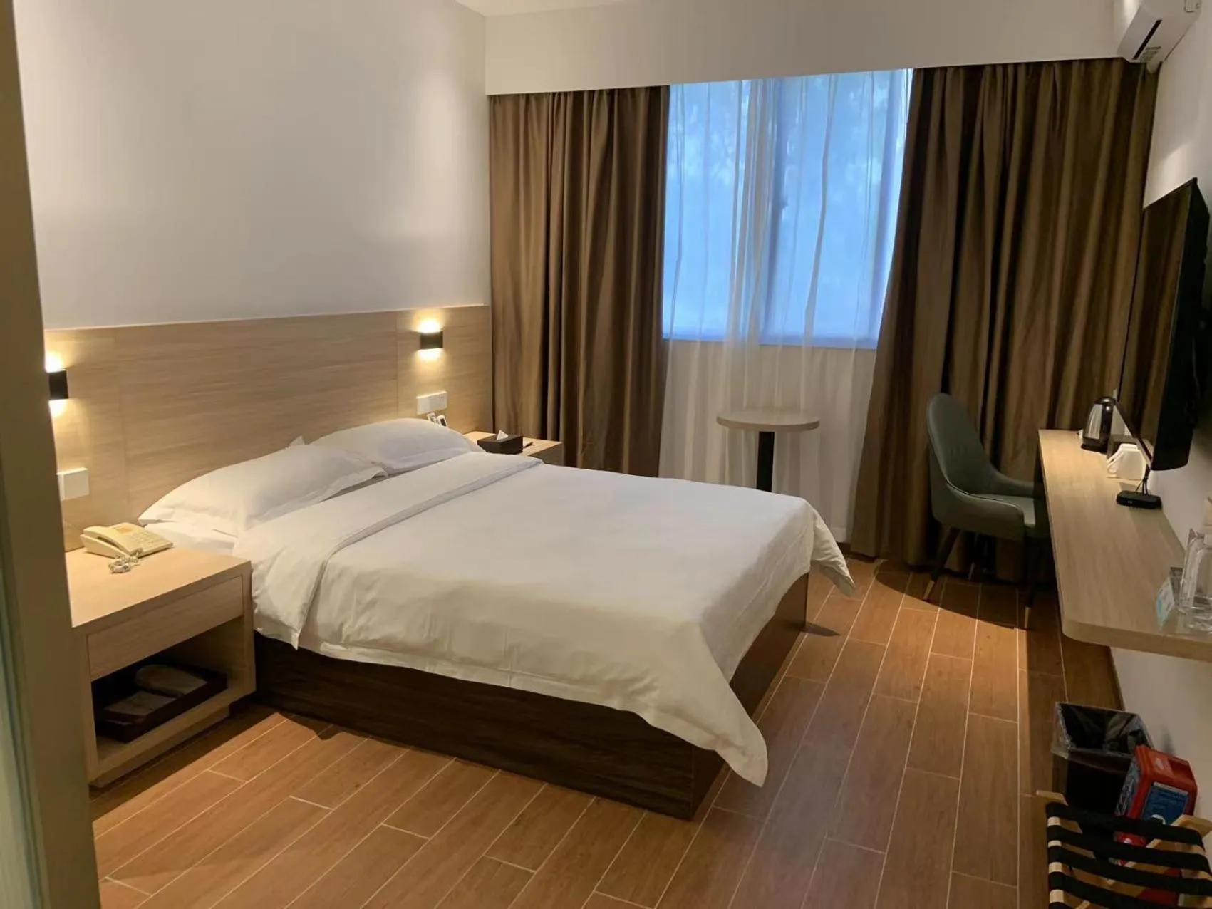 Bedroom, Bed in Guangzhou Fangyuan Hotel