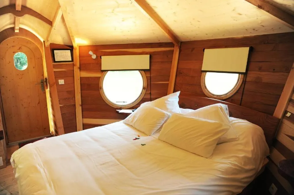 Bed in Hôtel Restaurant Le Relais de l'Estuaire