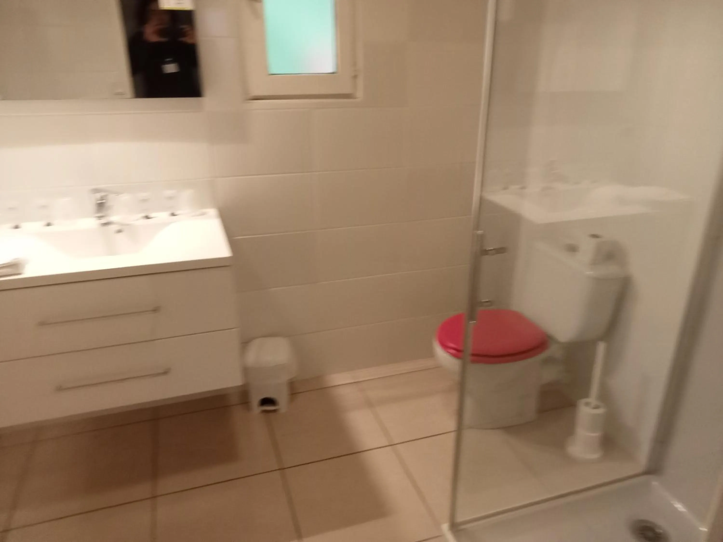 Shower in Hôtel Restaurant Le Relais de l'Estuaire