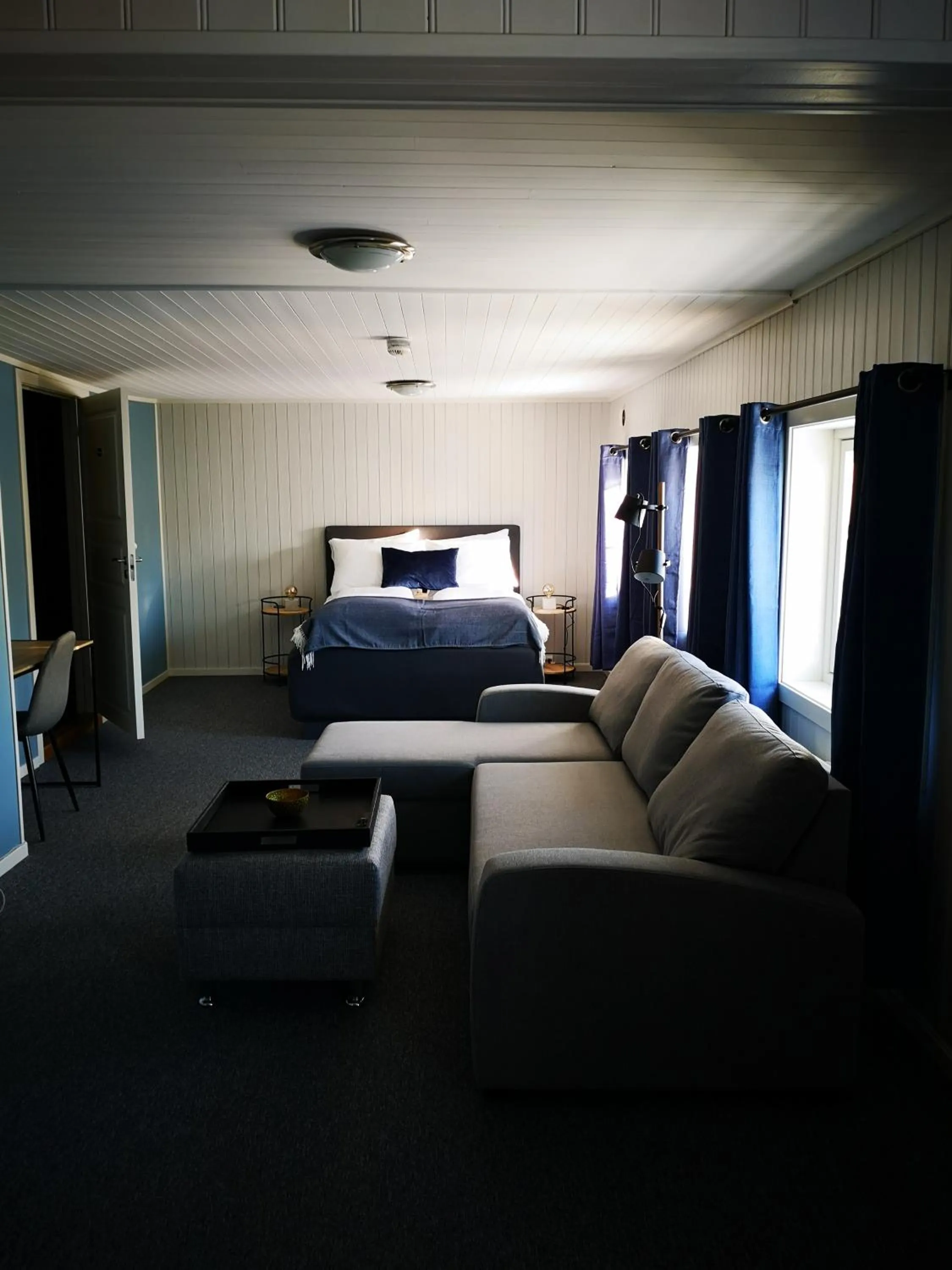 Living room, Bed in Henningsvær Guesthouse
