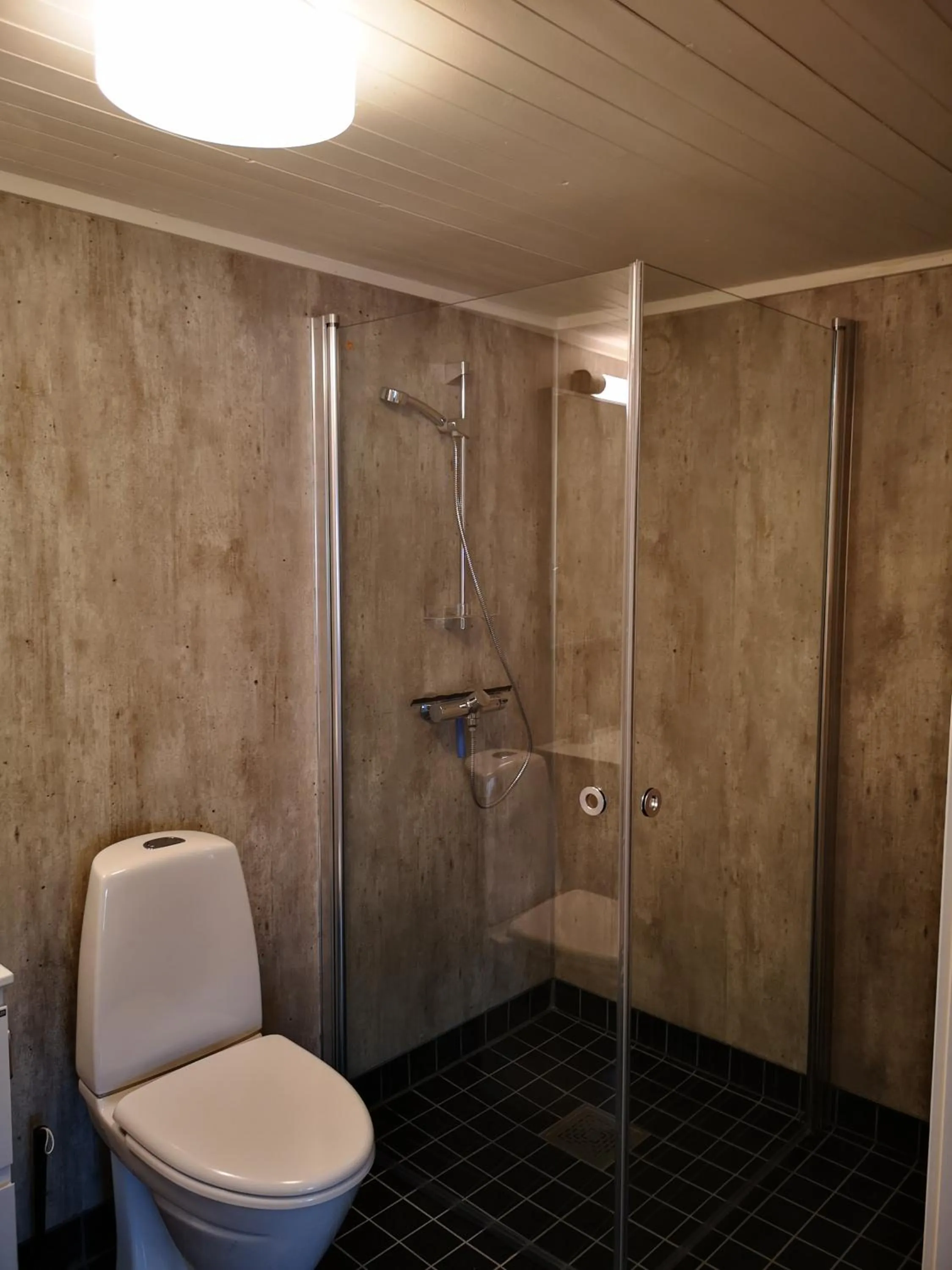 Shower in Henningsvær Guesthouse